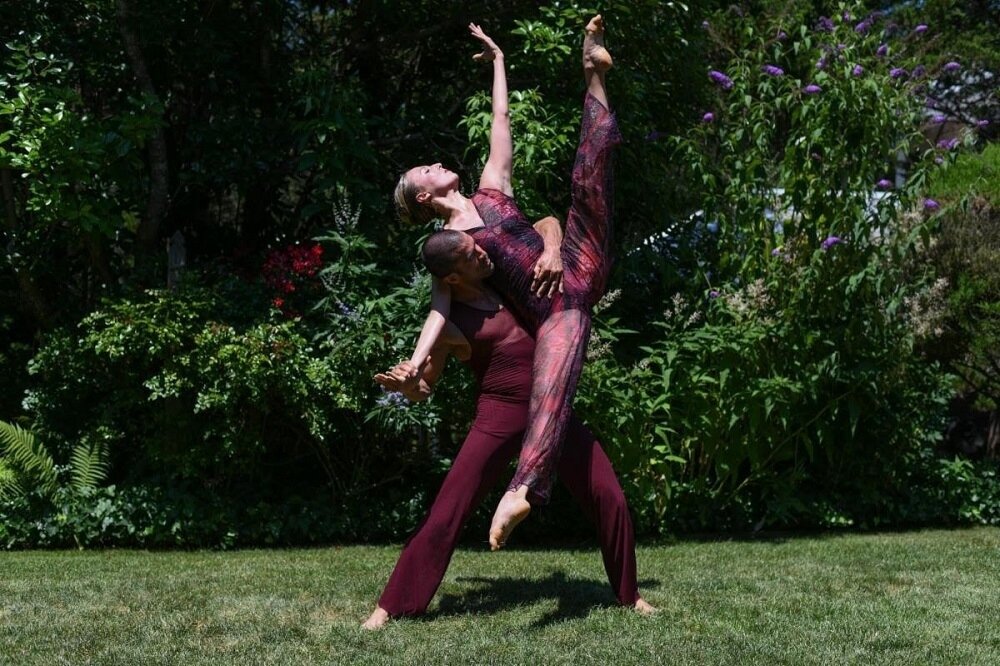 Amanda Selwyn Dance Theatre announces Green Afternoon IX, an excerpt from Threads, on August 6, 2022 at 5 p.m. at the home of architects Marcia Previti and Peter Gumpel, in East Hampton, NY. This outdoor performance will be held in a unique garden se