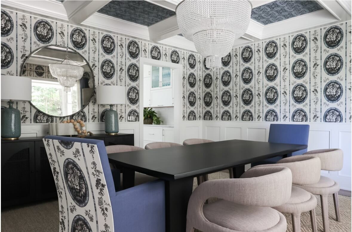 Dining drama day or night- wanted this room to feel intriguing because it&rsquo;s open to the foyer yet sexy and playful for this young fun family. Also wanted the millwork to POP ✨ 📸 @loaustinphoto #dinner #diningroom #wallpaperedceiling #wallpaper