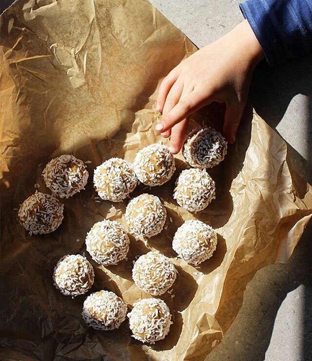 RECIPE// Coconut Chickpea Bites via @the_munch_hub 
400g can of chickpeas, drained and rinsed
60g tahini paste
25g dessicated coconut, plus extra for rolling
3 medjool dates, stones removed
1/2 tsp ground cinnamon
2 tbsp sesame seeds or 2 tbsp extra 