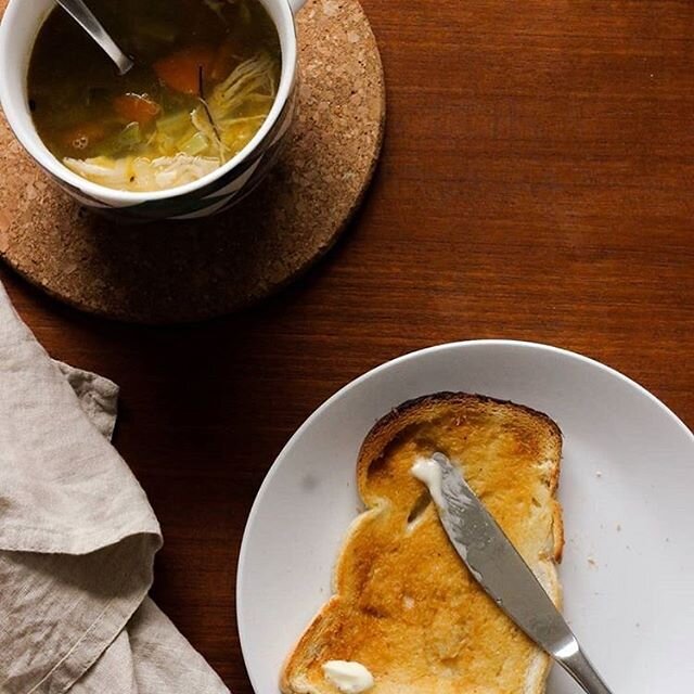 Swap out lunchtime sandwiches with a cup of chicken noodle soup and butter heavy toast. Coax the kids with a straw in the soup. 📸 @foldgently