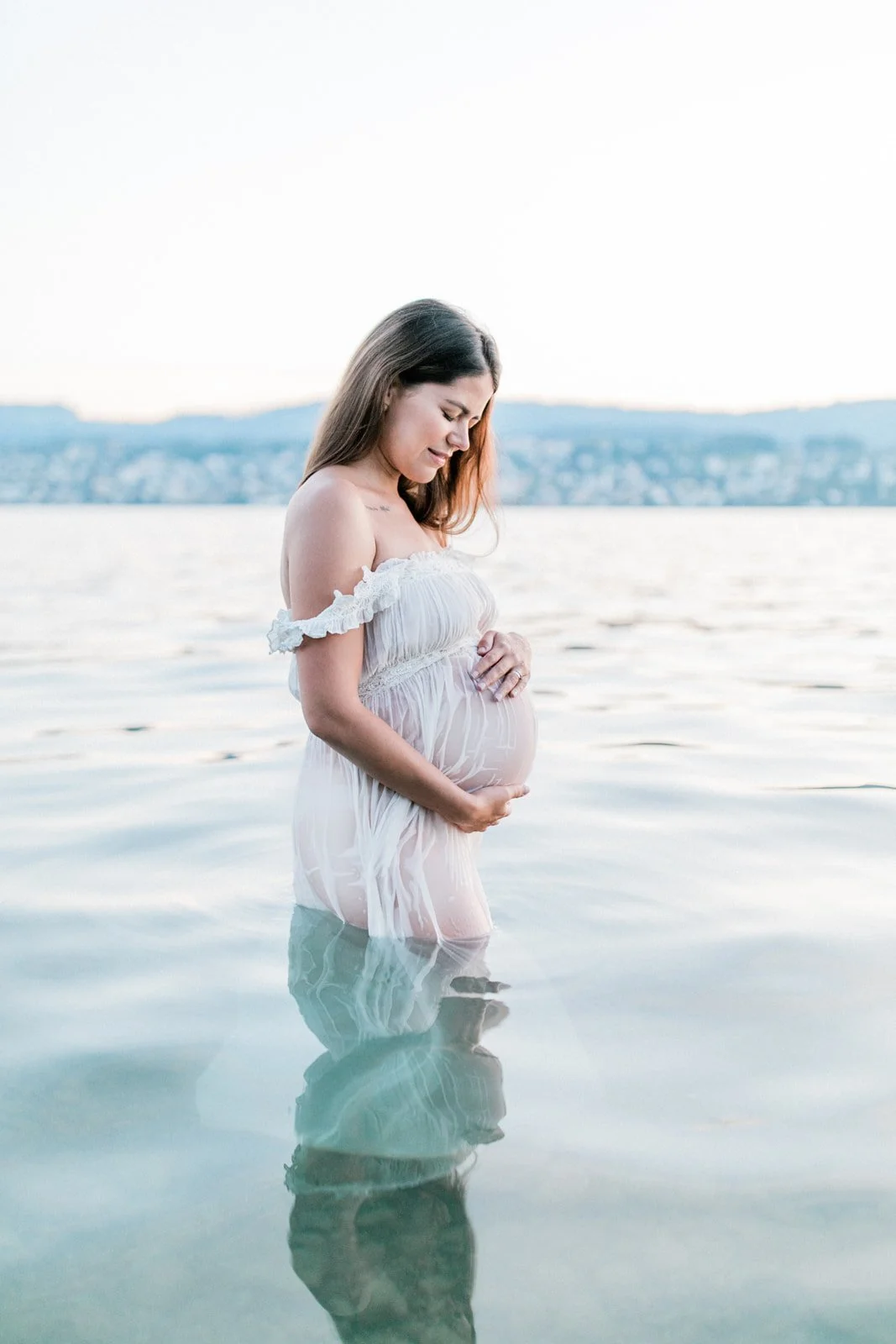 Babybauch Fotoshhoting am See und im Wasser