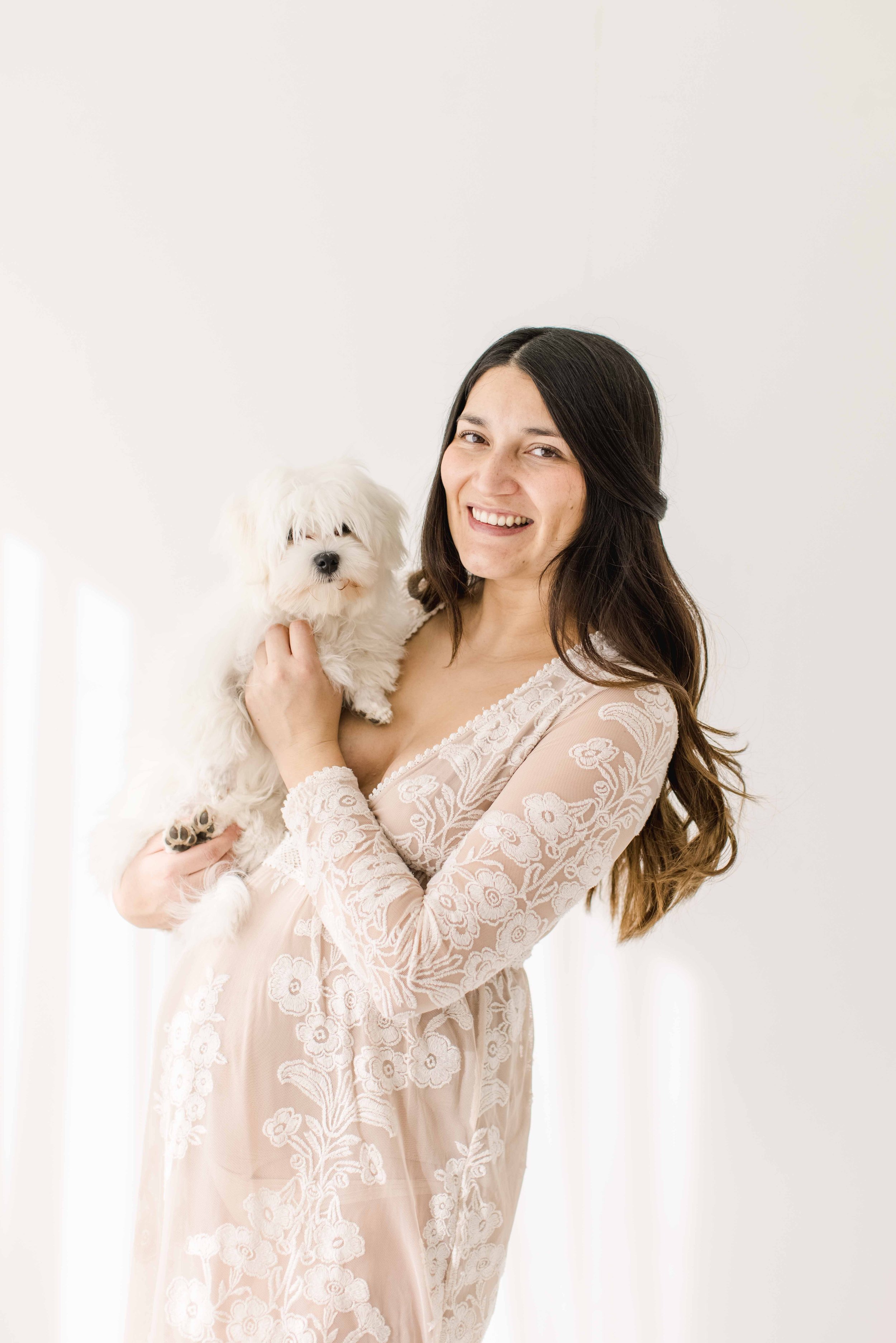 Babybauch Fotoshooting mit Partner und Hund