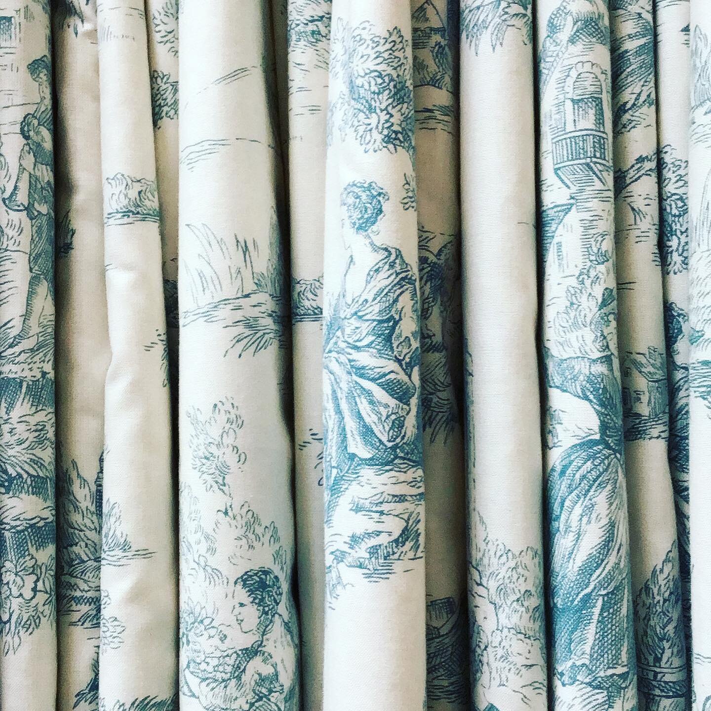 Timeless Toile de Jouy full length curtains for a touch of classic French style. #Toiledejouy #beautifulcurtains #classicfrenchstyle #classicinteriordesign #Timelessfabrics