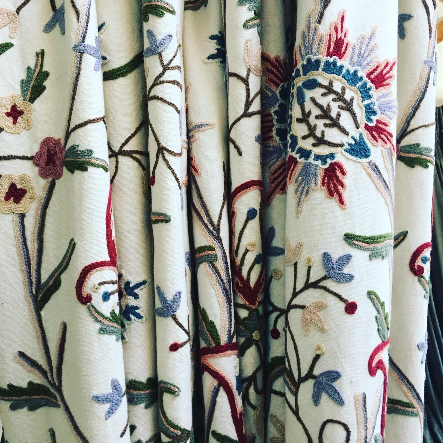 A touch of classic class. Crewelwork is for life not just for this season!!! 😄#crewelwork #classicstyle #classycurtains