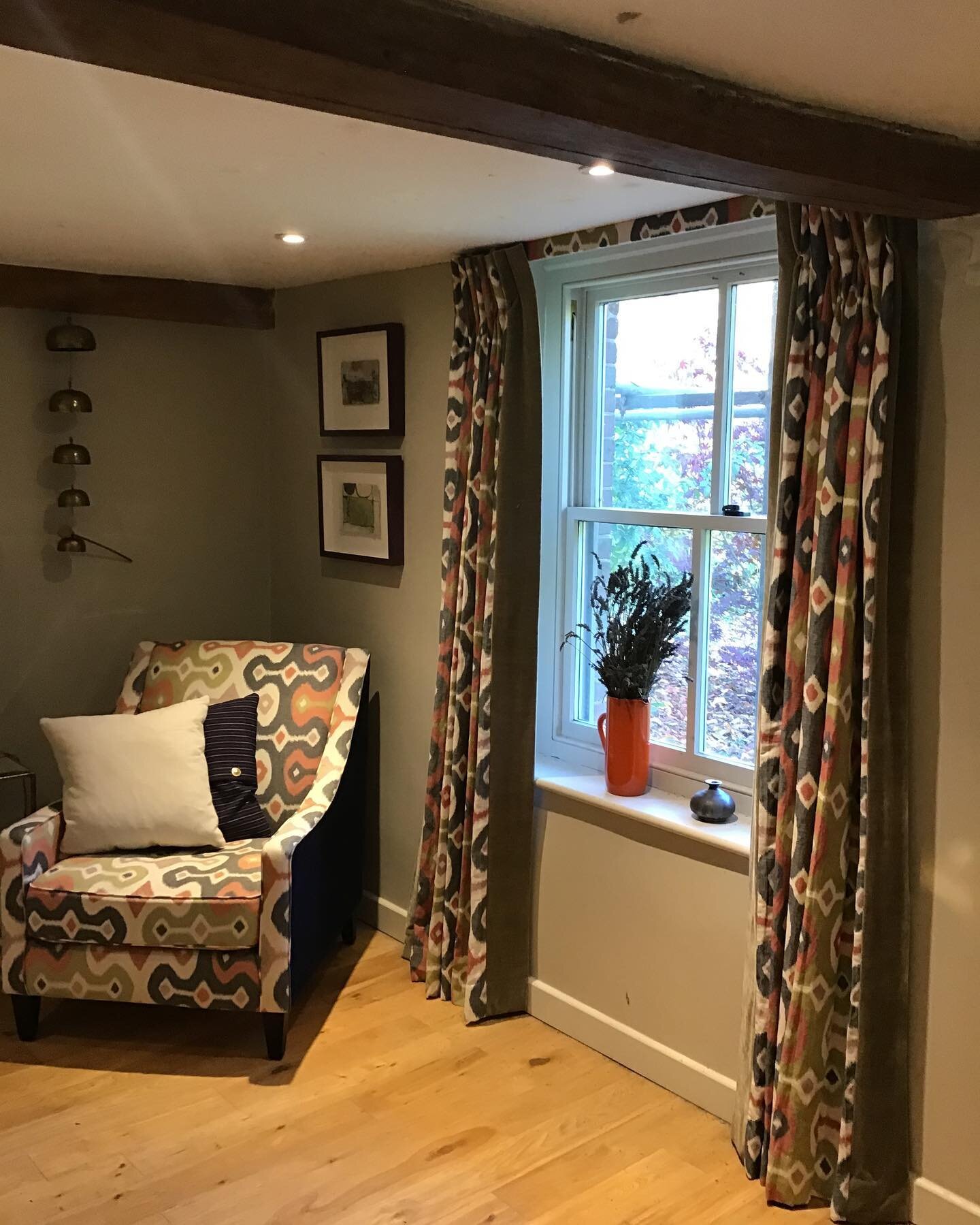 We had a lovely morning hanging all the finished curtains and Roman blinds @nookandcook, especially as we got to have lots of cuddles with Strudel the adorable dachshund puppy. #interiordesign #countryliving #dachshundpuppy #perksofthejob