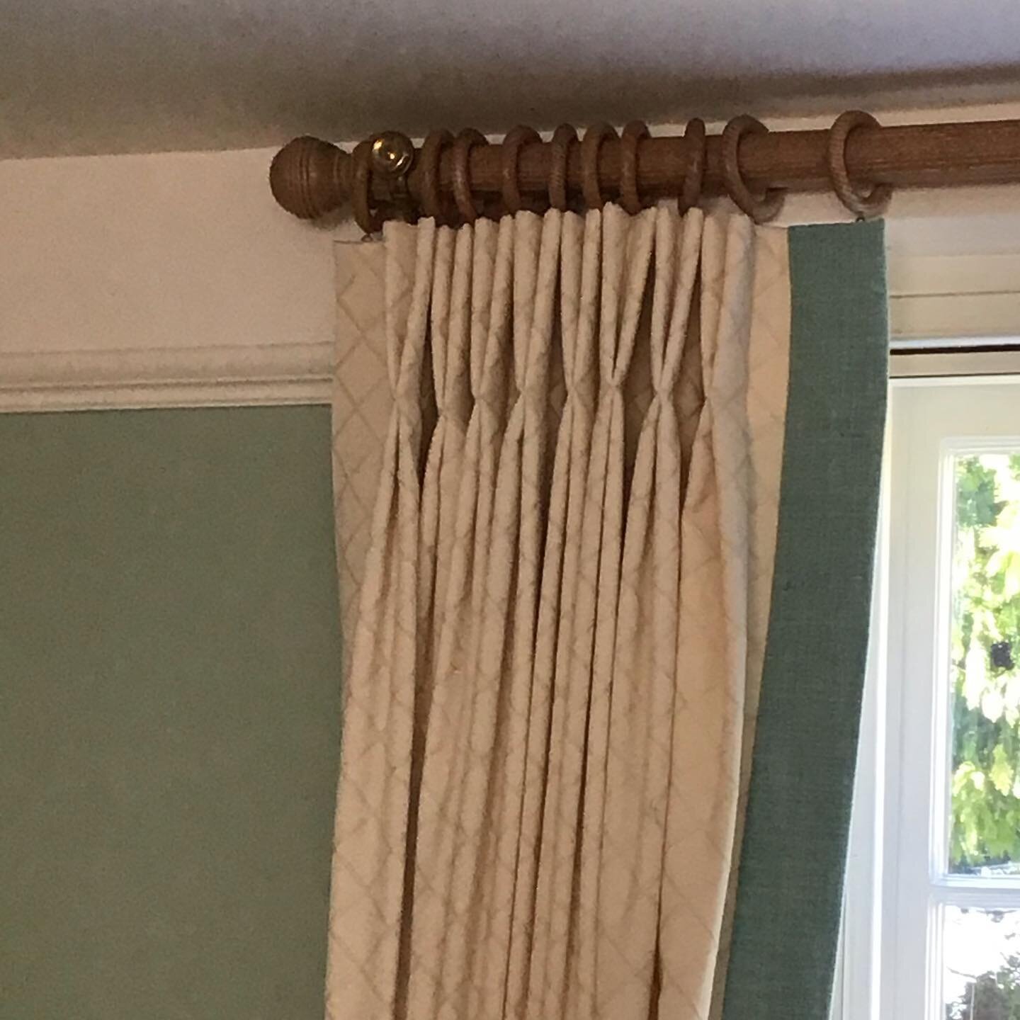 Though the showroom is shut, work still goes on behind the scenes. From one of our carefully selected preloved stock, we repurposed a pair curtains to produce a pair of curtains and 3 roman blinds with contrast trim to match the wall colour.  If you 