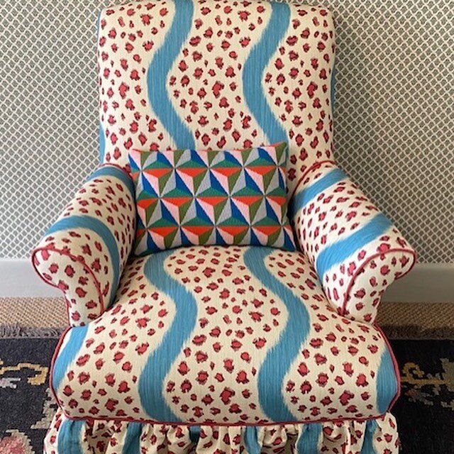 A lavish yet contemporary occasional chair in a stunning Corbett French blue and rouge Clarence House fabric. Beautifully restored by Hamilton House Interiors. Swipe to see the before!
#beautifulupholstery #clarencehousefabric #designerfabric #styles