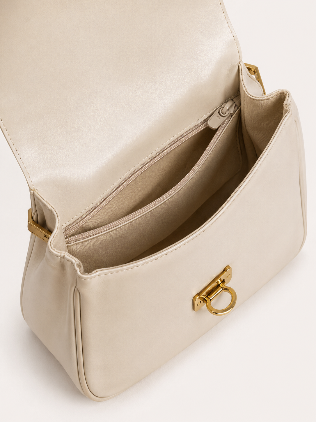 Vintage Leather Shoulder Bag – Interior View