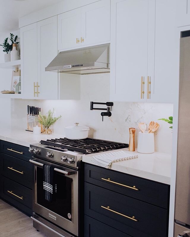 Two-tone kitchen for the win! Beautiful color palette for this small family home near the beach. .
.
.
Design by: @sagedesigninc
Photo by: @kaimakinphotography
#moderncoastal #customhomebuilders #newhomebuild #newconstructionhome #interiordesign #ora