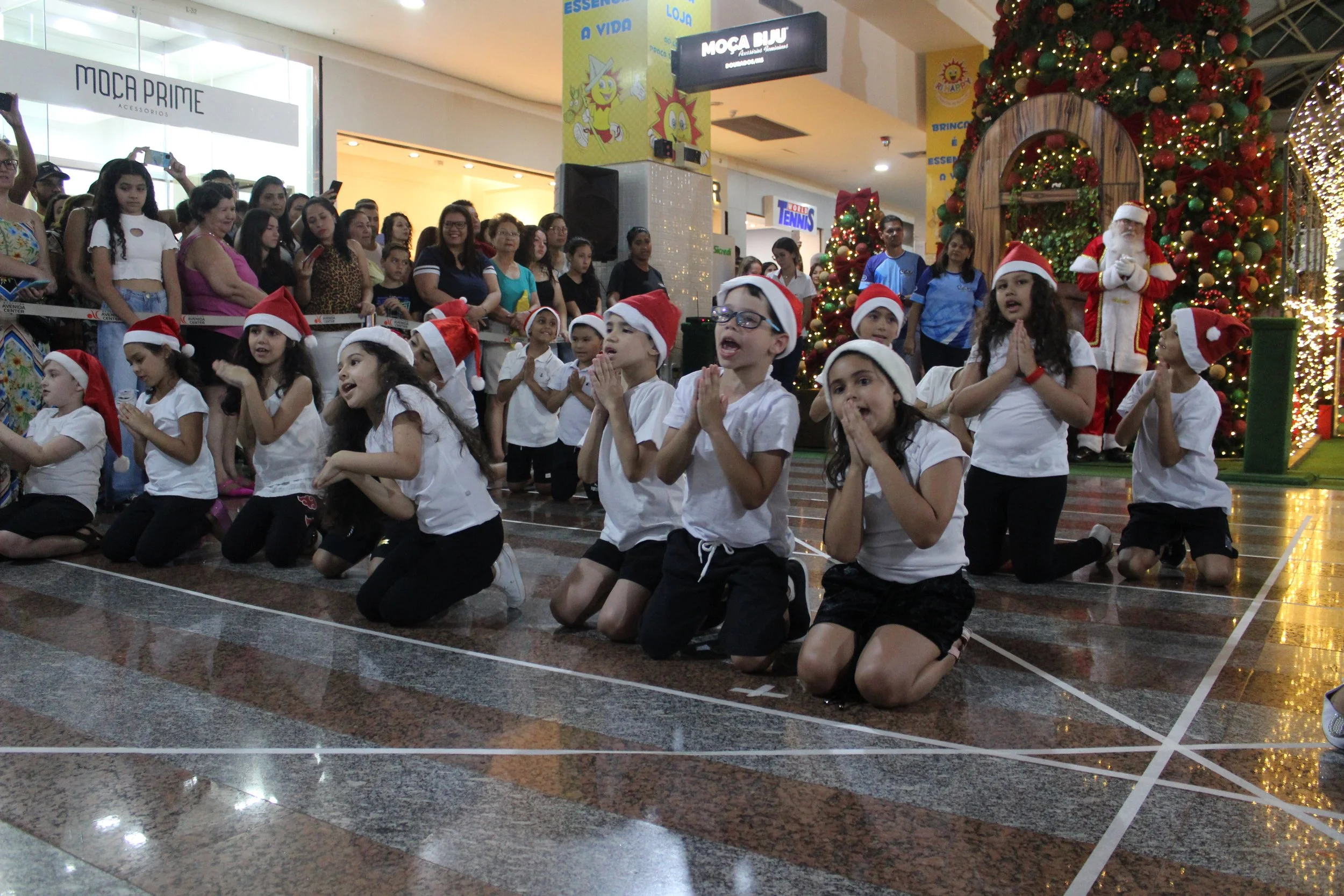Cantata de Natal realizada no Shopping Avenida Center de Dourados 2022
