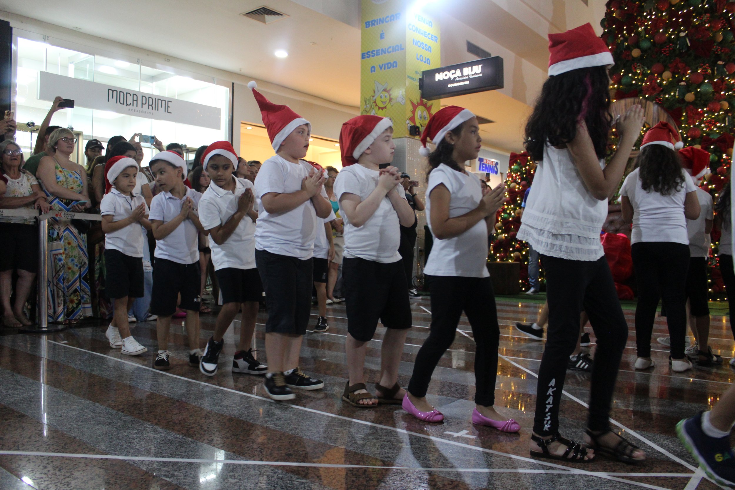 Cantata de Natal realizada no Shopping Avenida Center de Dourados 2022