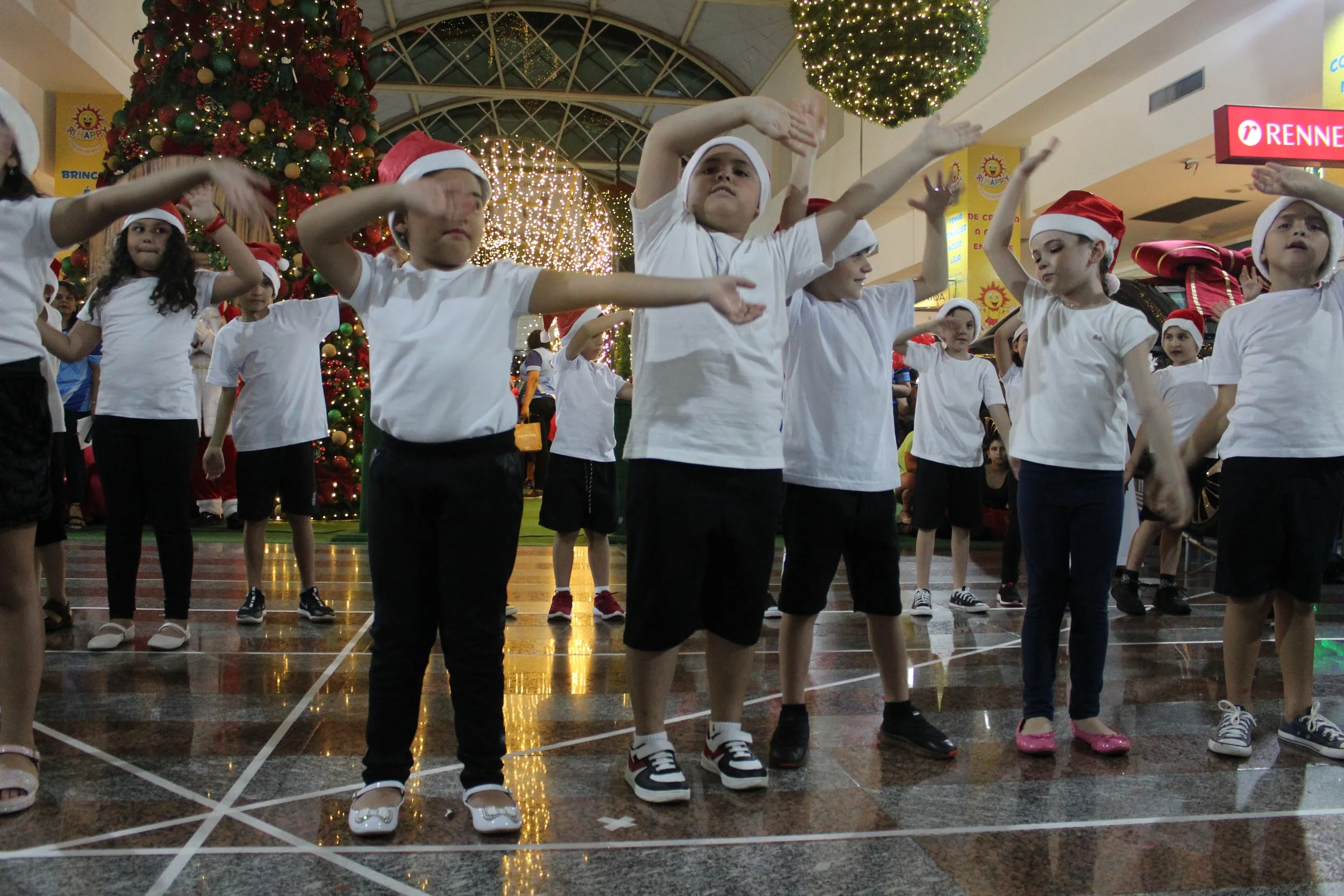 Cantata de Natal realizada no Shopping Avenida Center de Dourados 2022