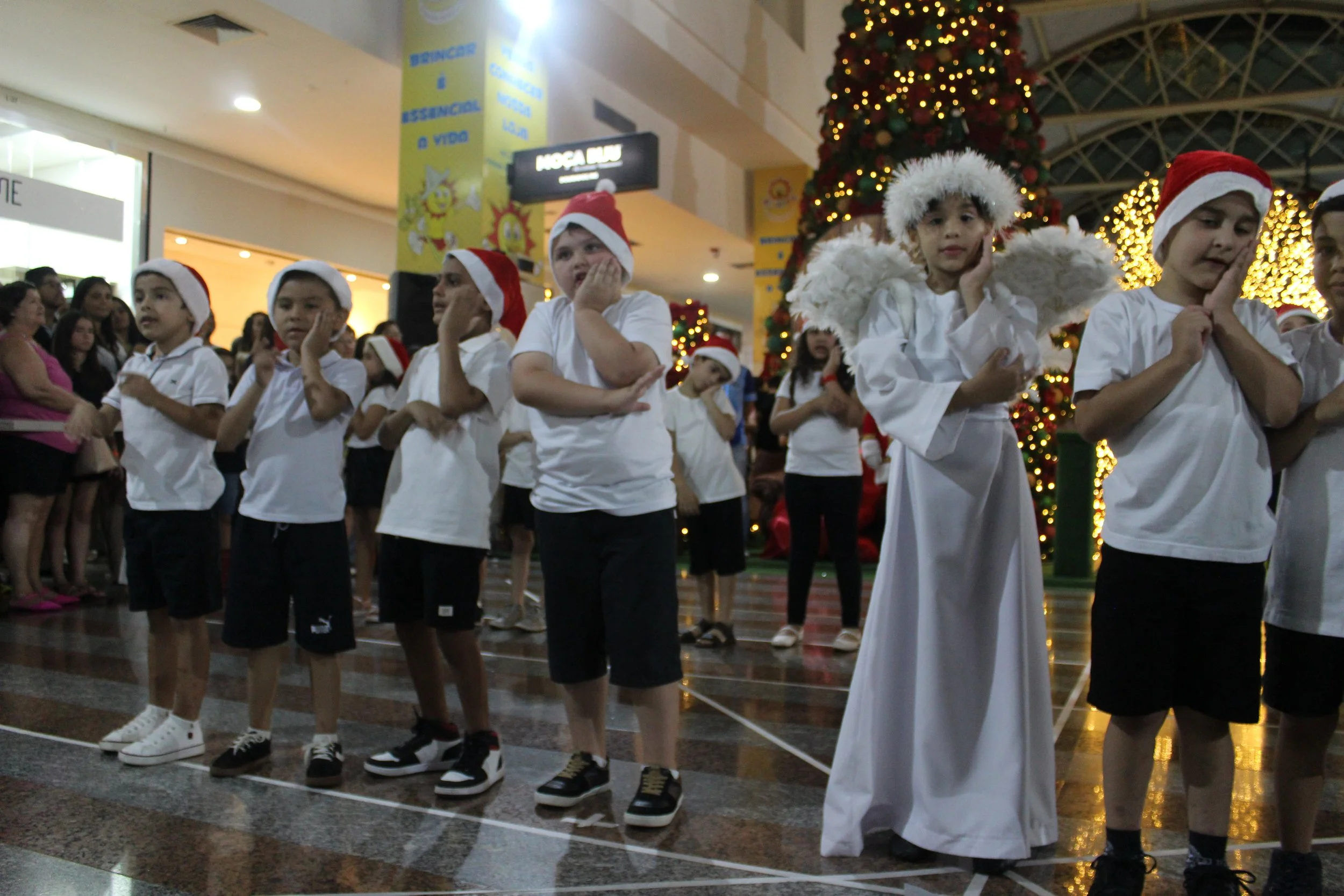 Cantata de Natal realizada no Shopping Avenida Center de Dourados 2022