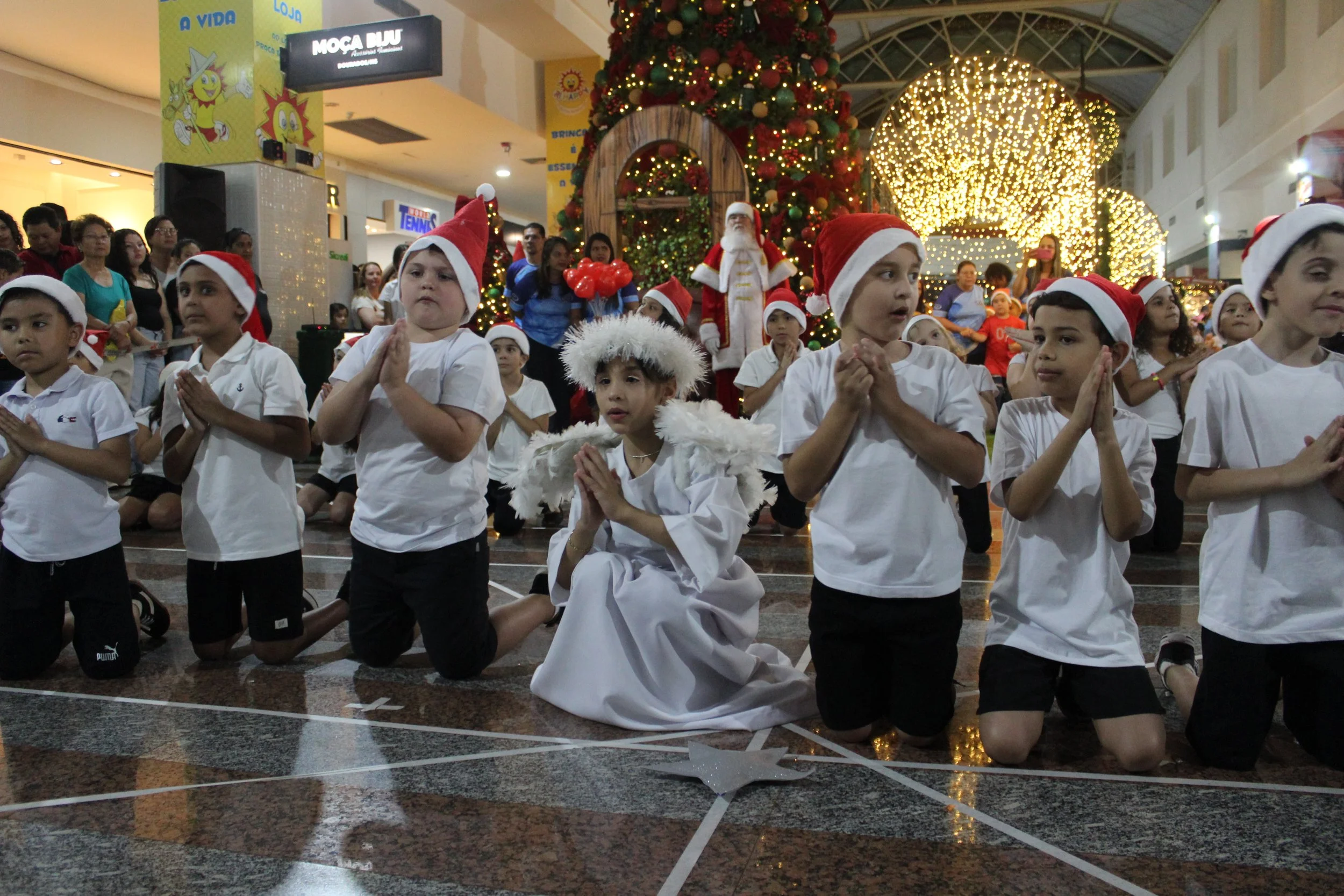 Cantata de Natal realizada no Shopping Avenida Center de Dourados 2022