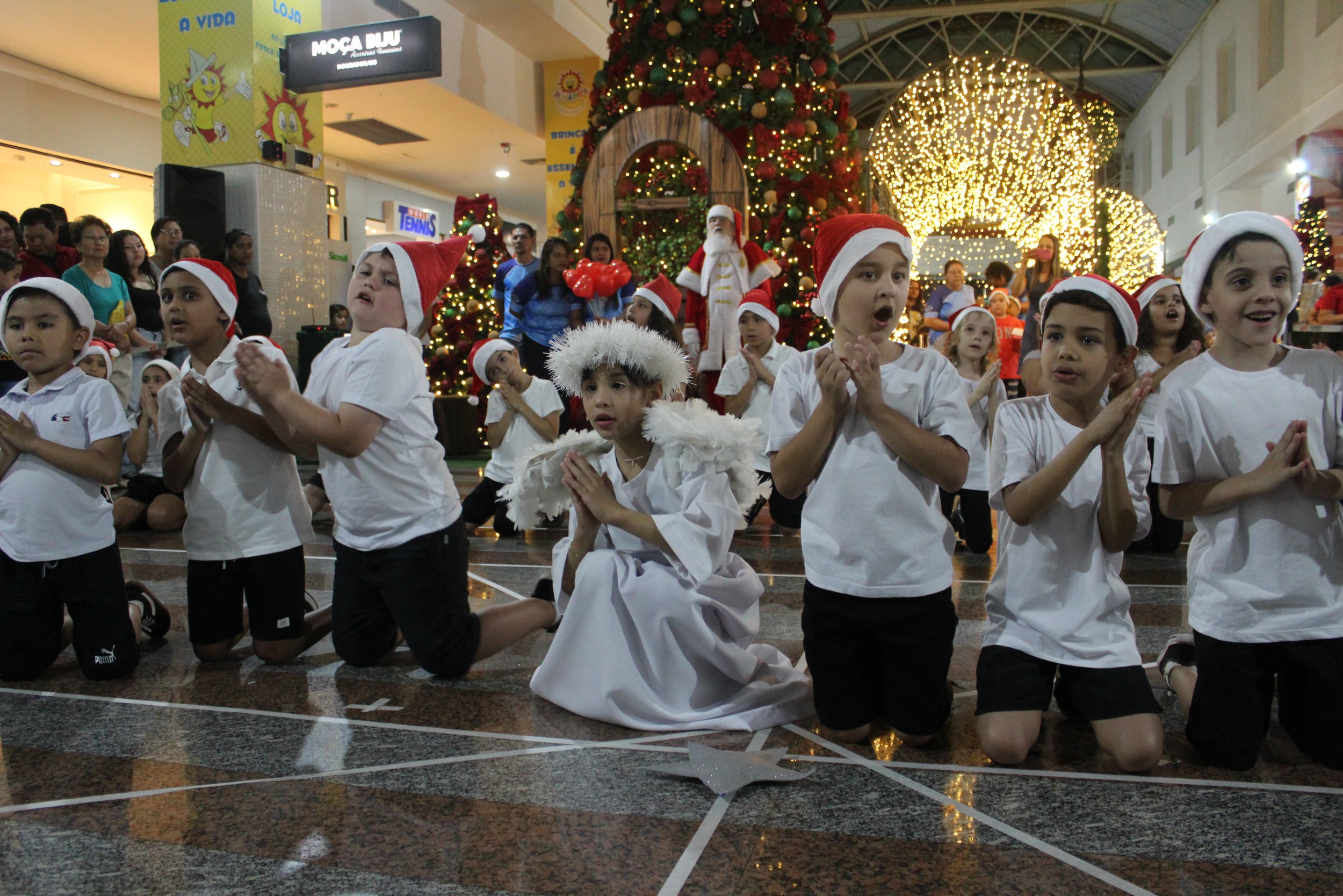 Cantata de Natal realizada no Shopping Avenida Center de Dourados 2022