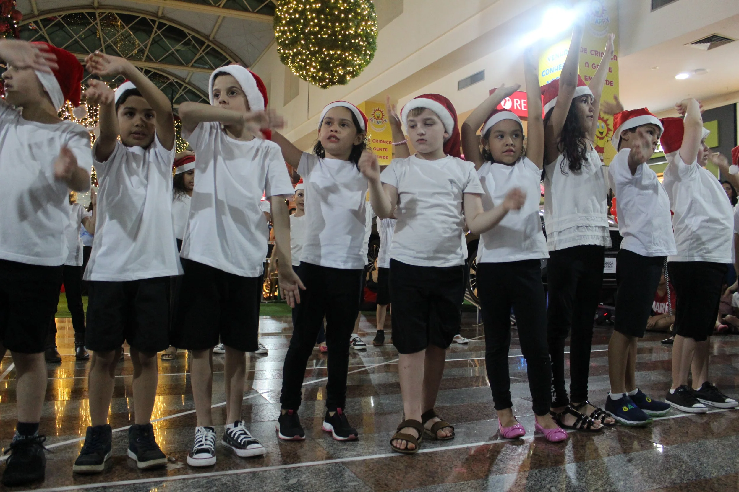 Cantata de Natal realizada no Shopping Avenida Center de Dourados 2022