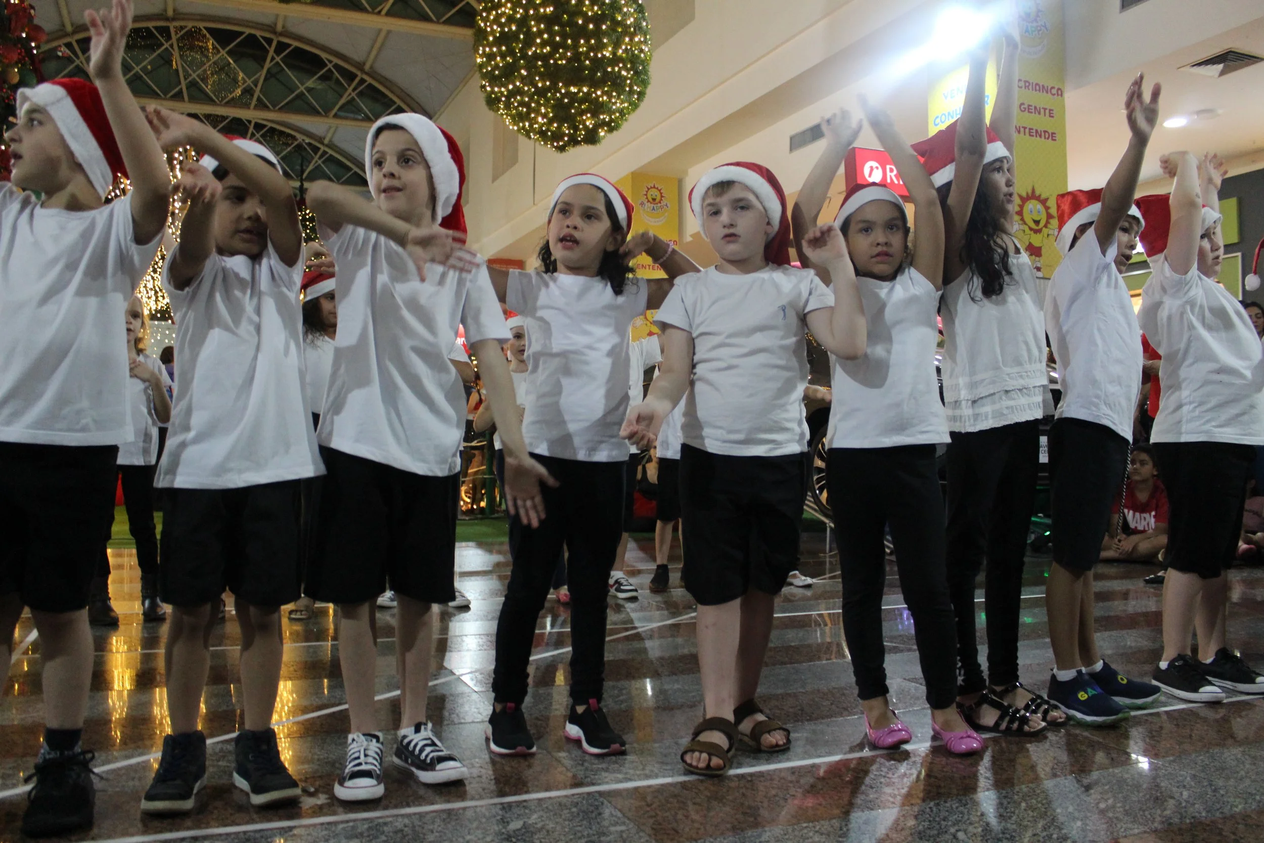 Cantata de Natal realizada no Shopping Avenida Center de Dourados 2022