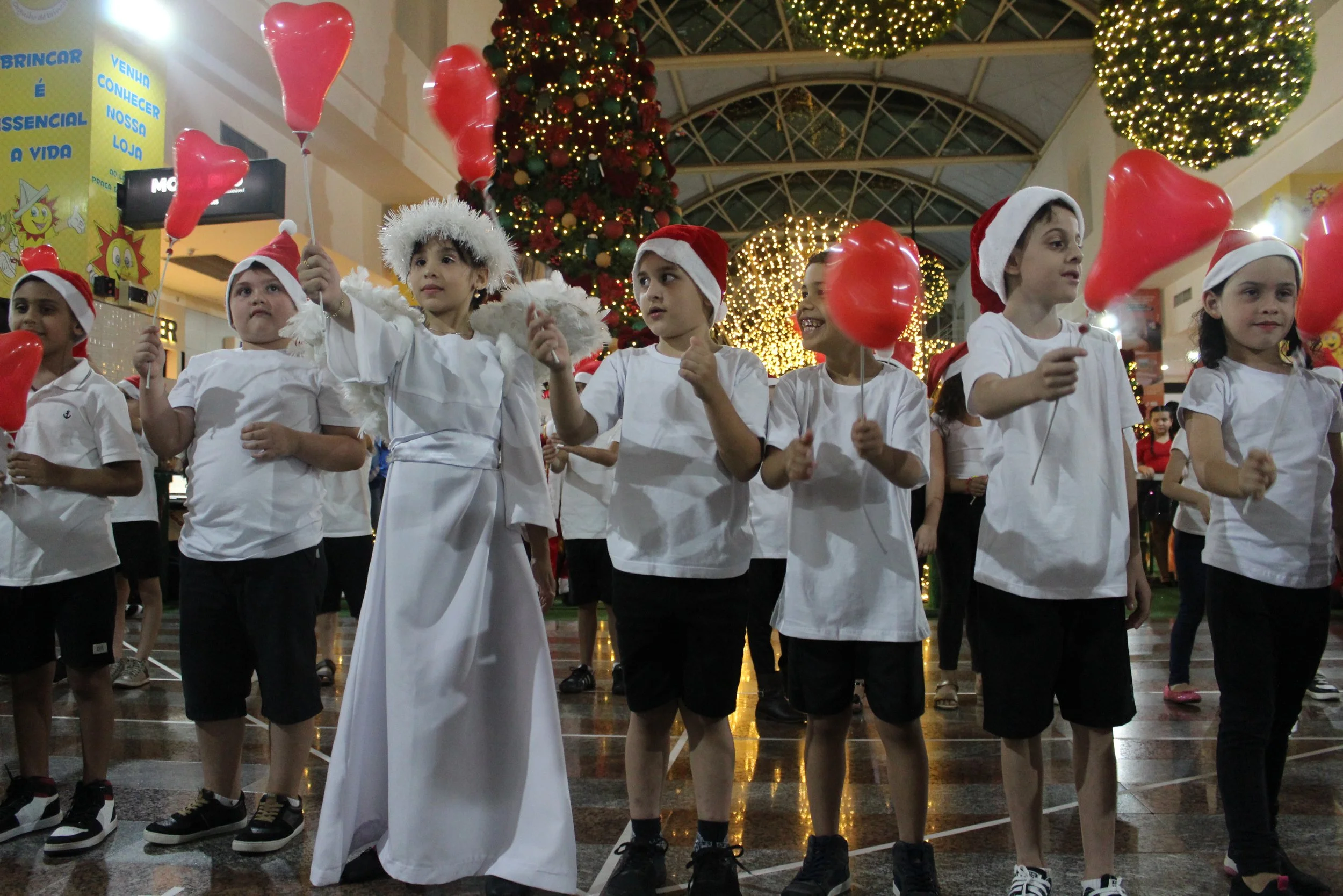Cantata de Natal realizada no Shopping Avenida Center de Dourados 2022