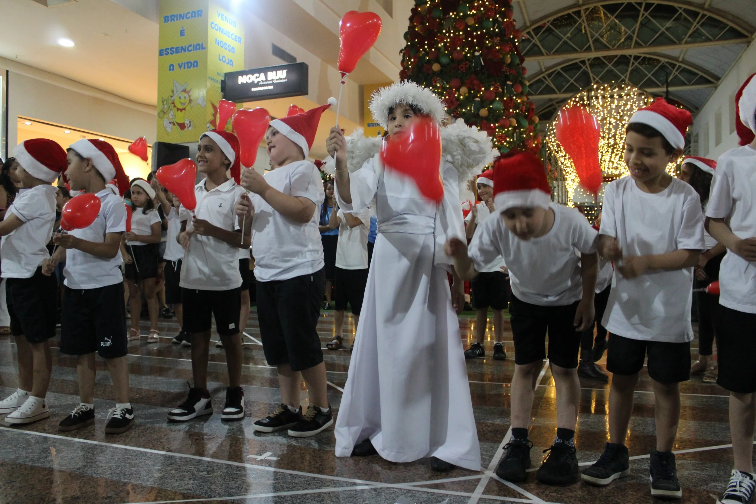 Cantata de Natal realizada no Shopping Avenida Center de Dourados 2022
