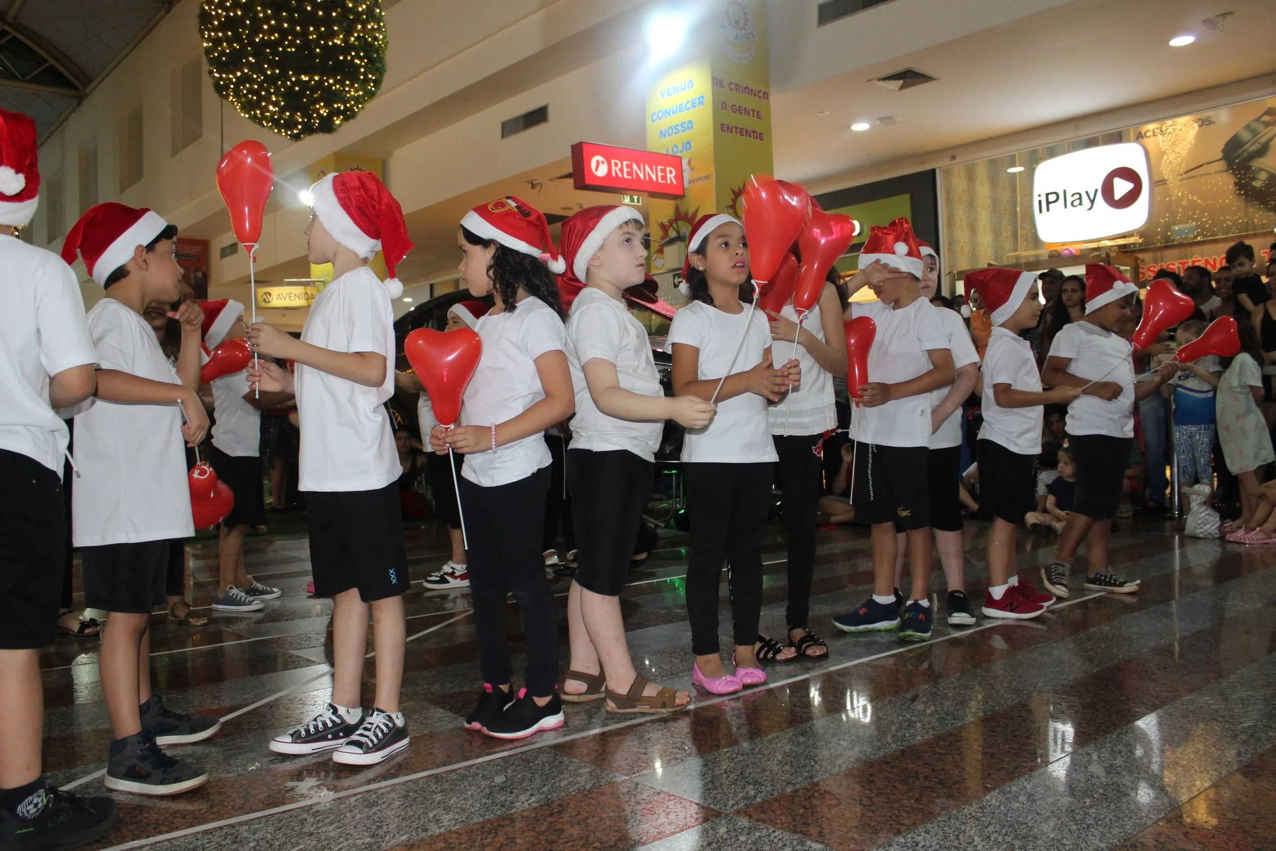 Cantata de Natal realizada no Shopping Avenida Center de Dourados 2022