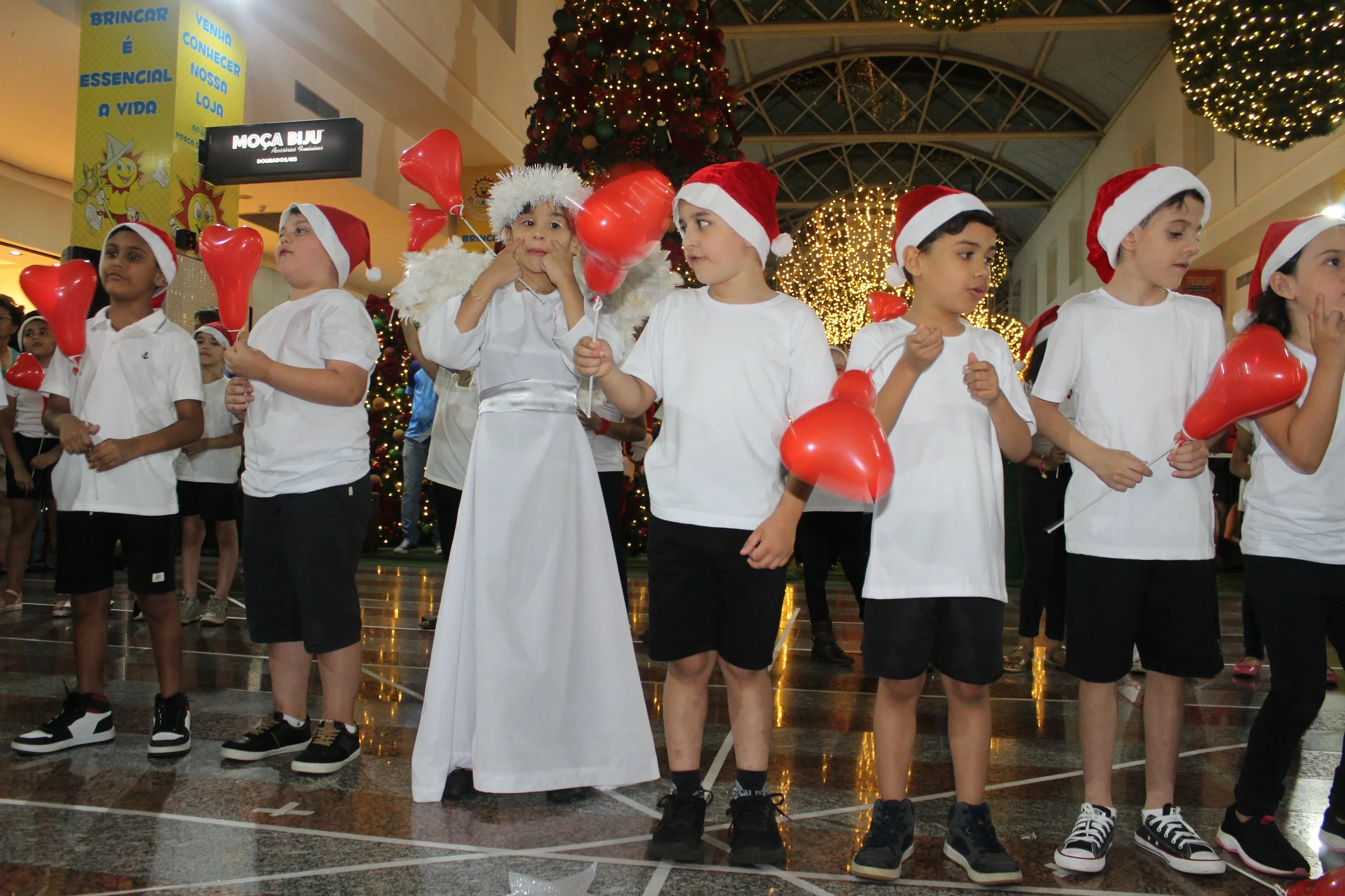 Cantata de Natal realizada no Shopping Avenida Center de Dourados 2022