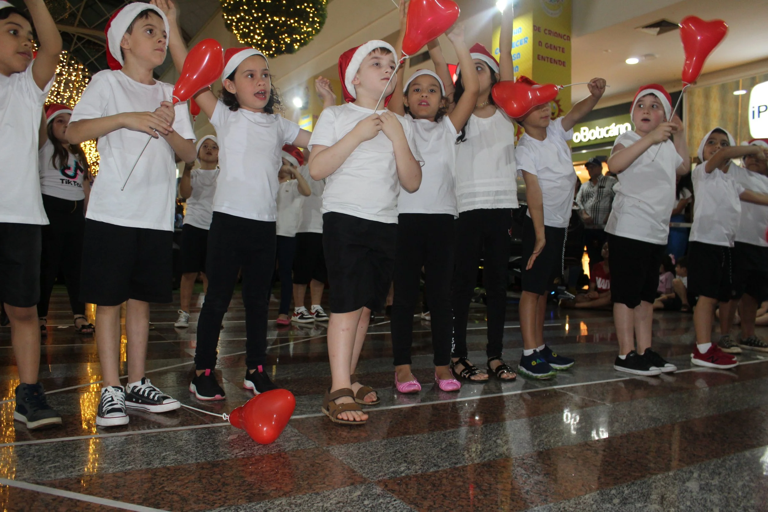 Cantata de Natal realizada no Shopping Avenida Center de Dourados 2022