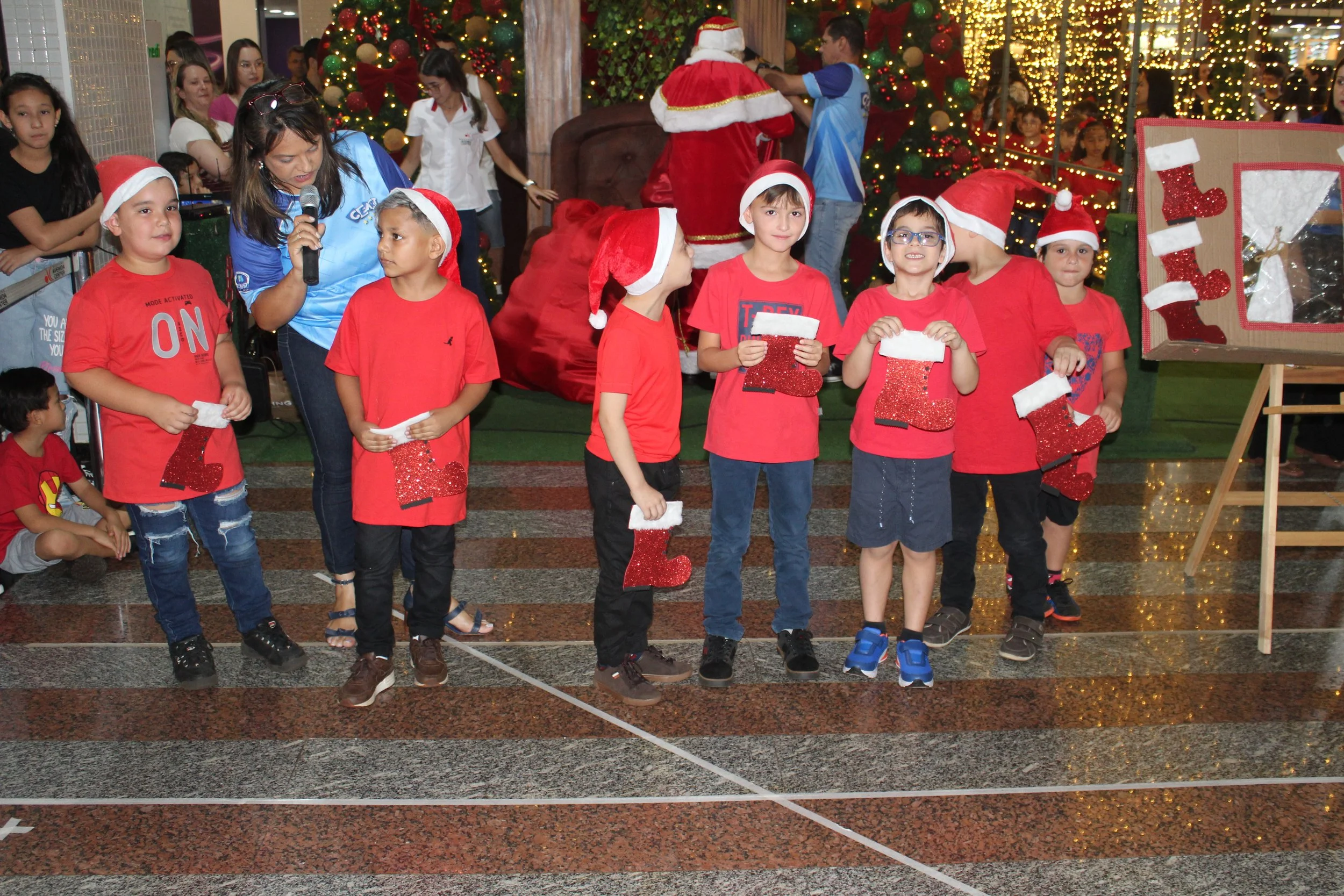 Cantata de Natal realizada no Shopping Avenida Center de Dourados 2022