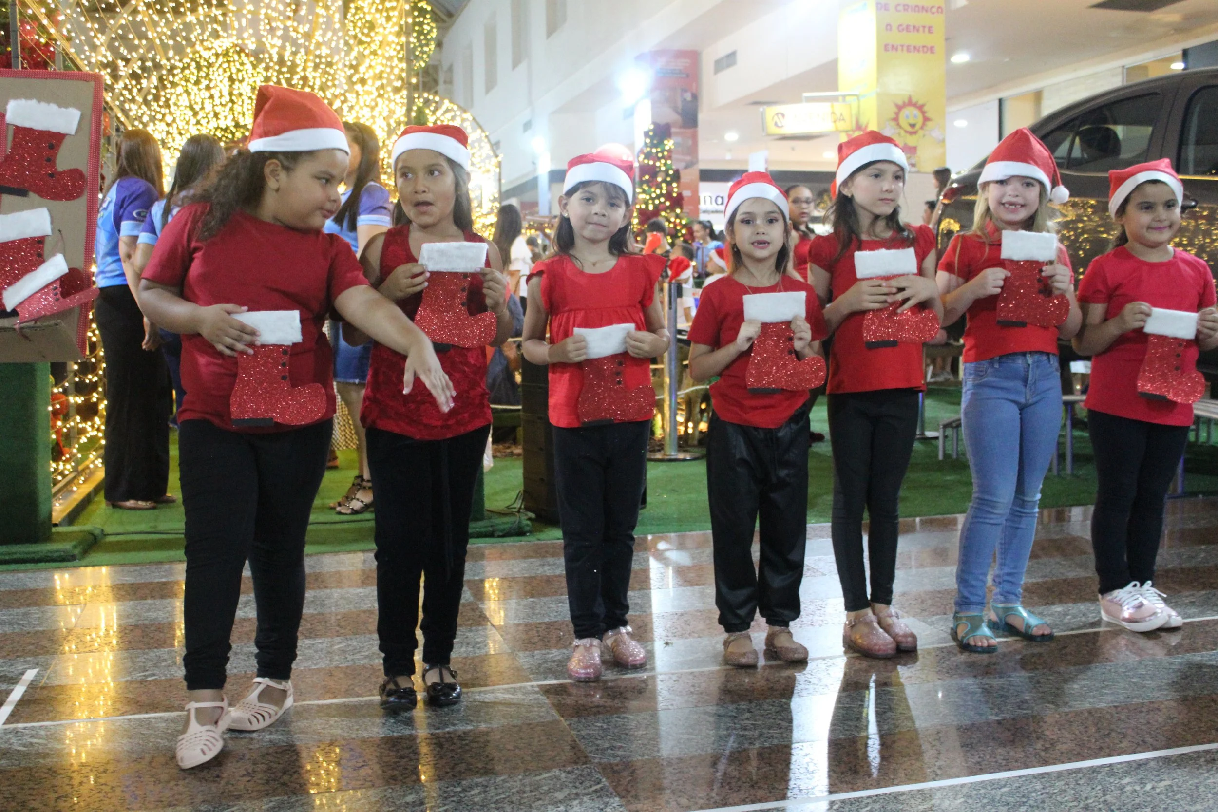 Cantata de Natal realizada no Shopping Avenida Center de Dourados 2022