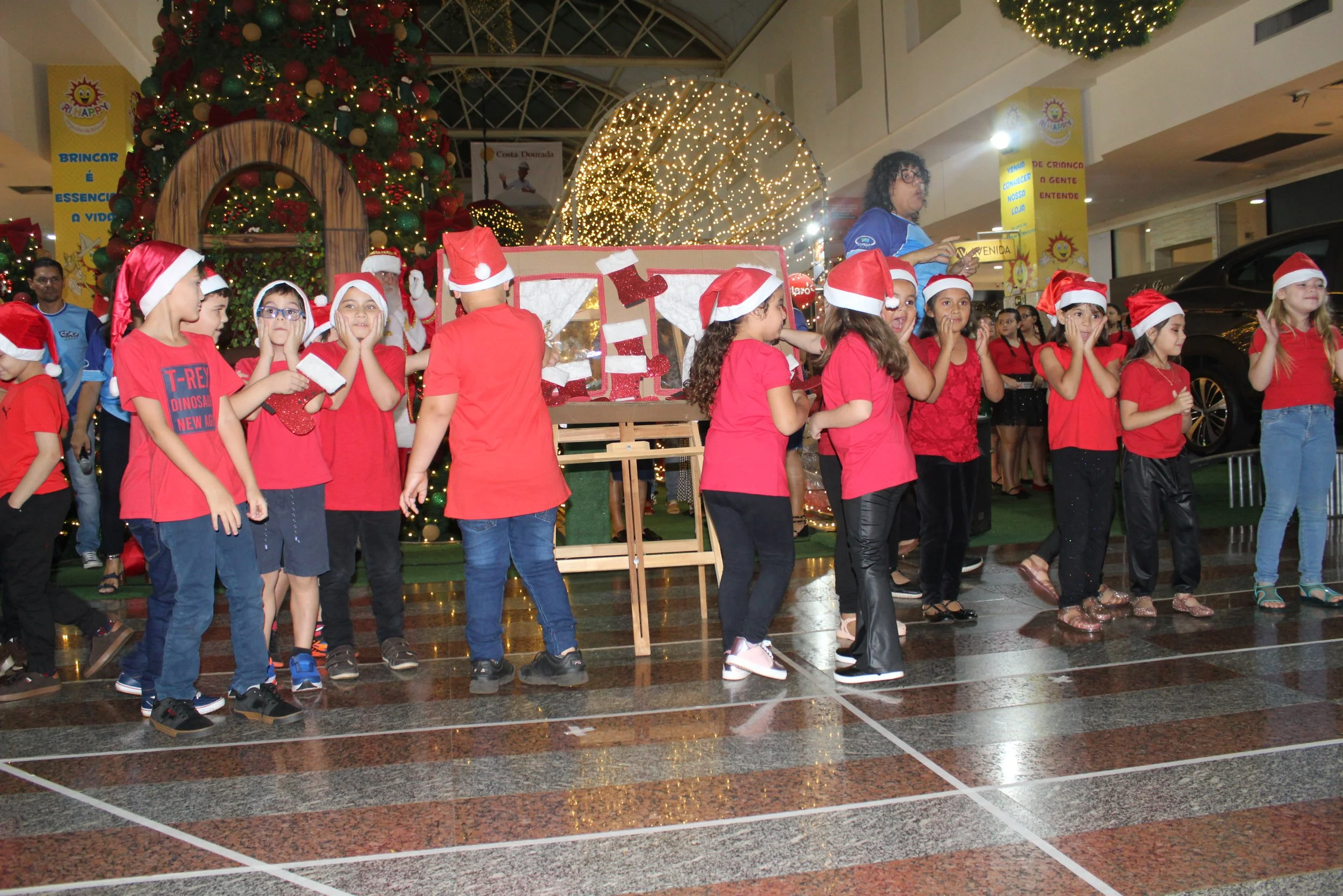 Cantata de Natal realizada no Shopping Avenida Center de Dourados 2022
