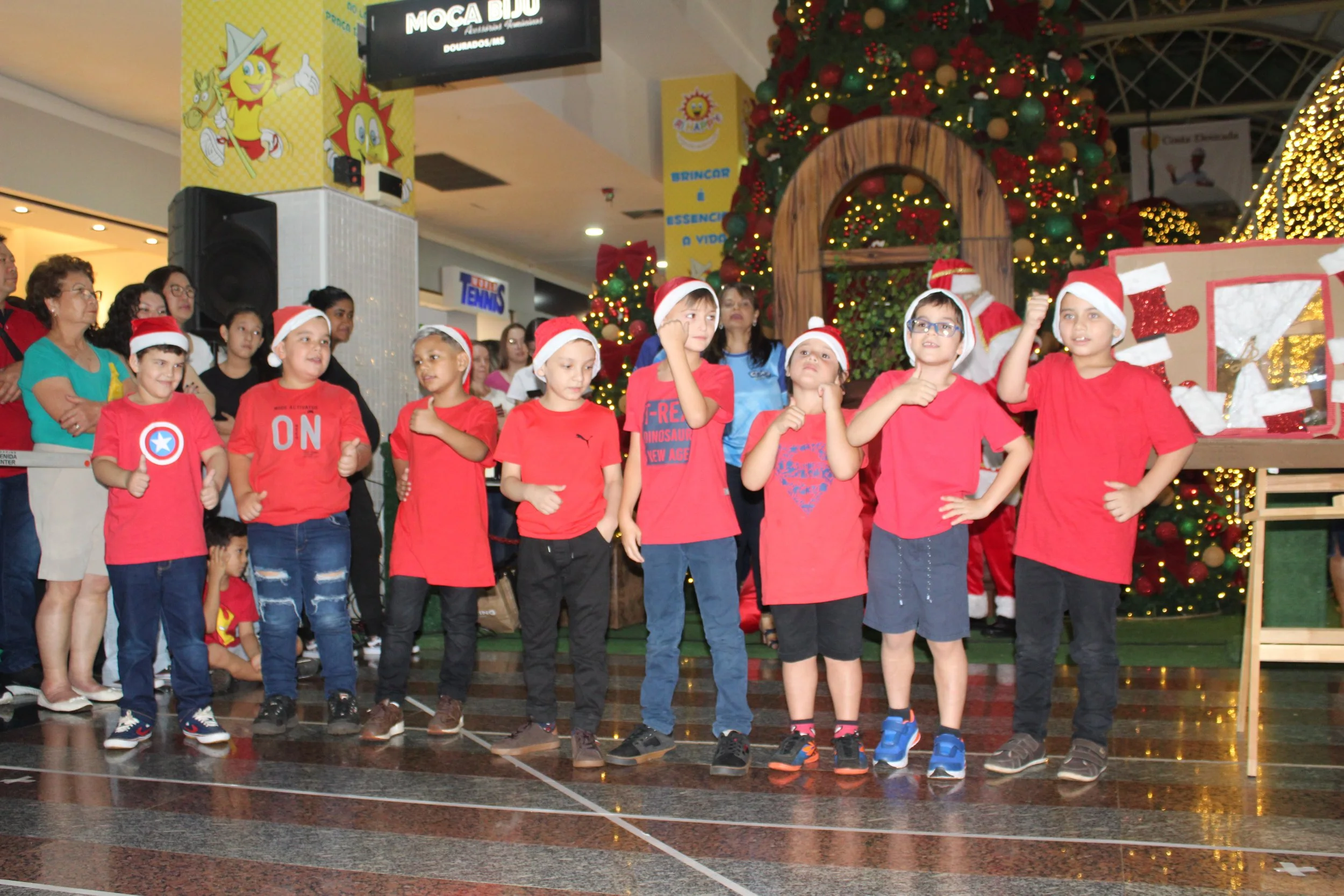 Cantata de Natal realizada no Shopping Avenida Center de Dourados 2022