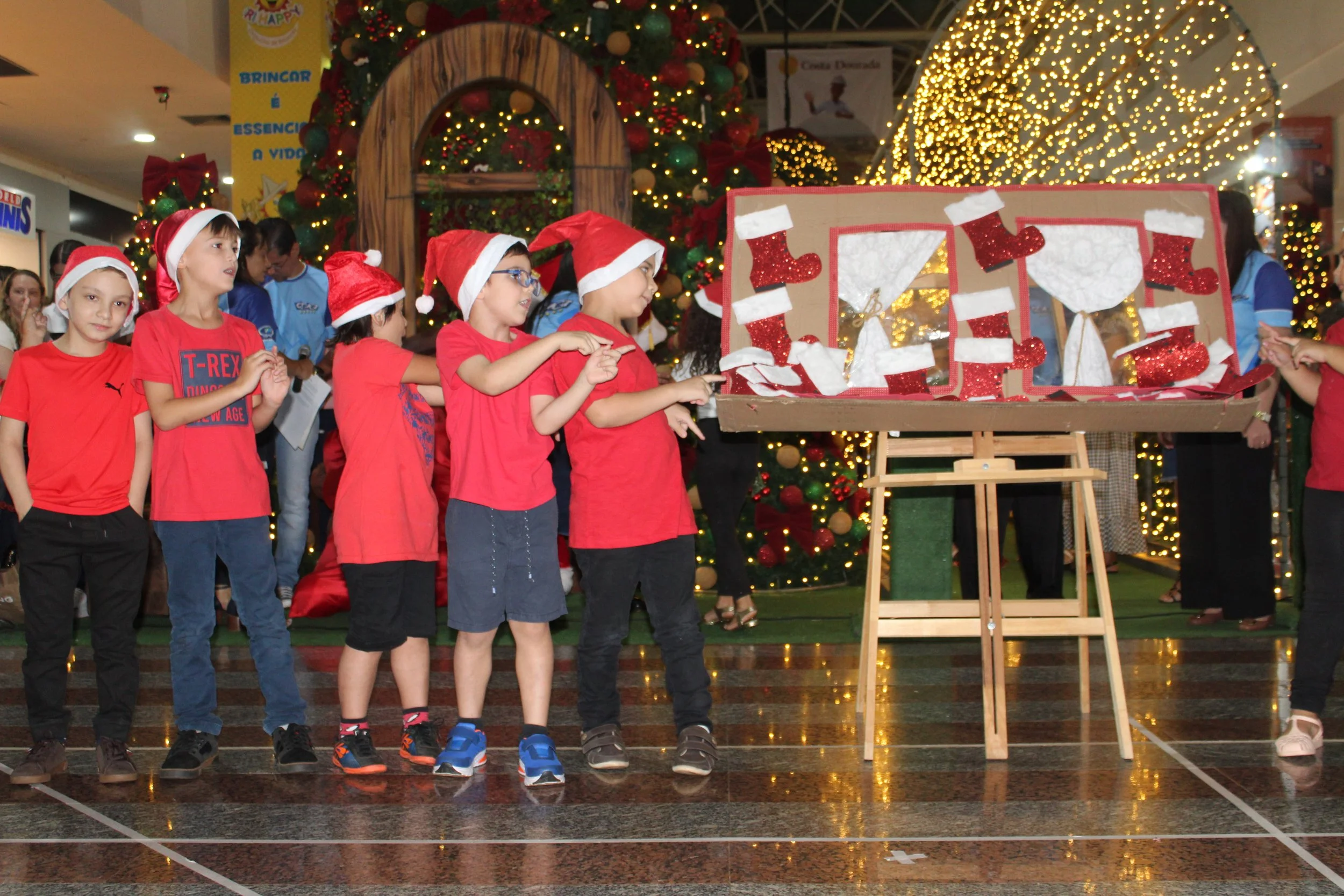 Cantata de Natal realizada no Shopping Avenida Center de Dourados 2022