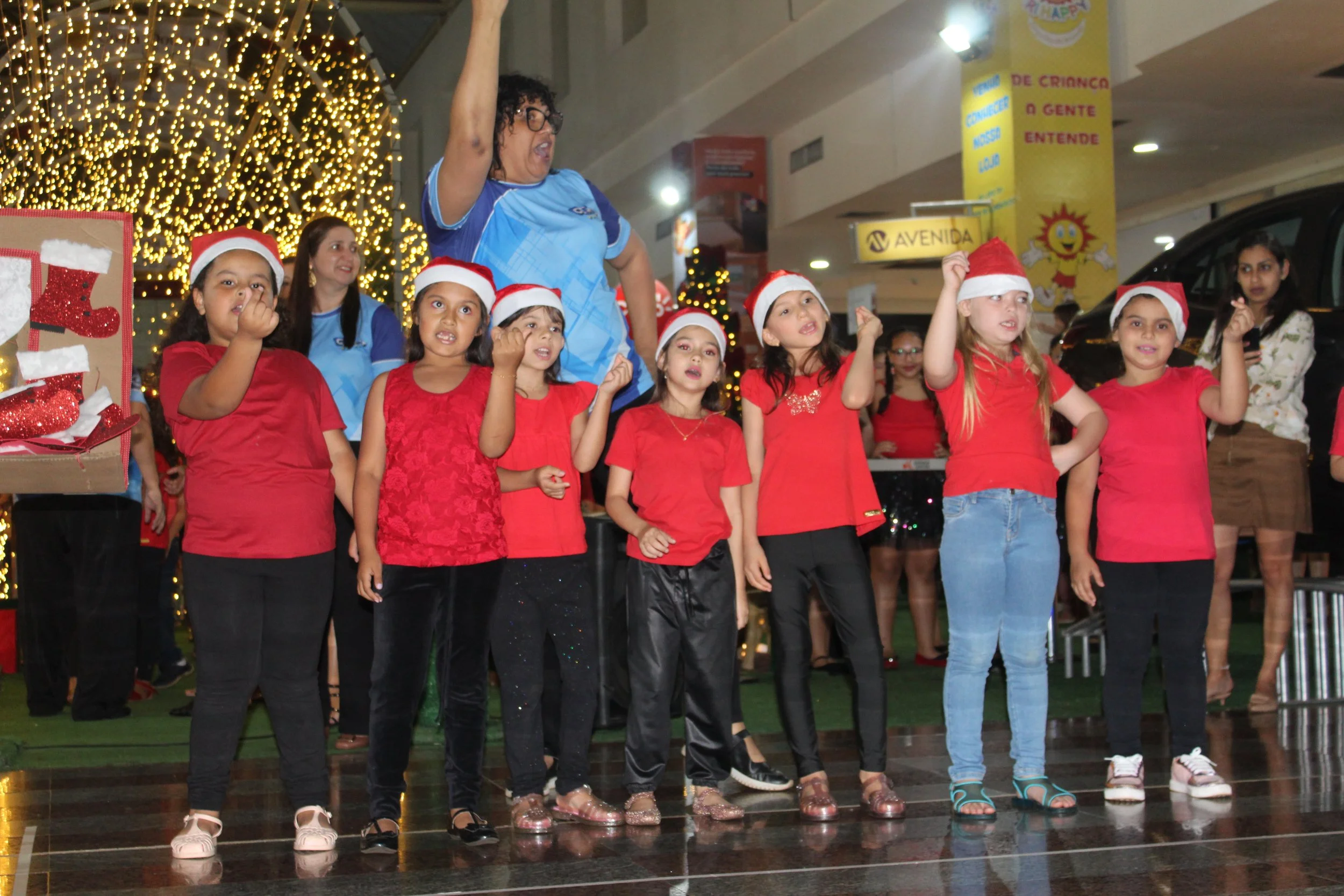 Cantata de Natal realizada no Shopping Avenida Center de Dourados 2022