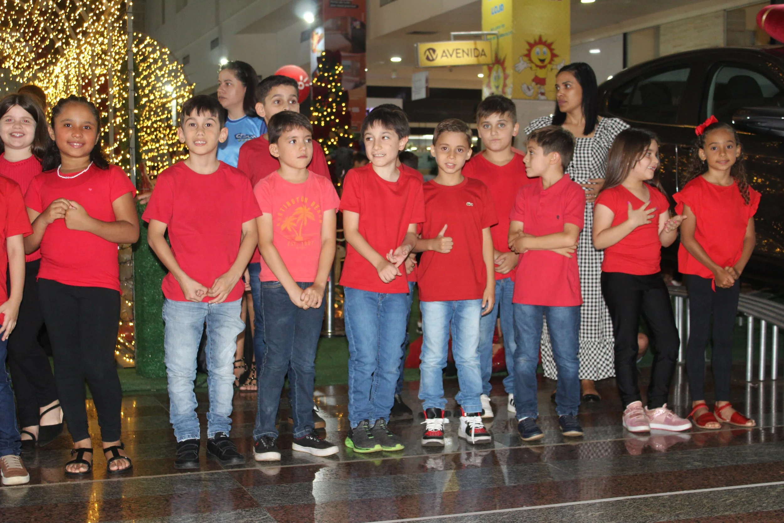 Cantata de Natal realizada no Shopping Avenida Center de Dourados 2022