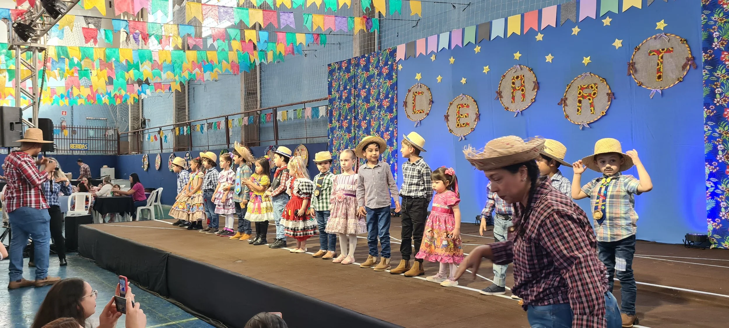 Colégio CEART celebra a tradição junina com alegria e animação. - 25º Festa Junina 2023 Colégio CEART celebra a tradição junina com alegria e animação. - 25º Festa Junina 2023