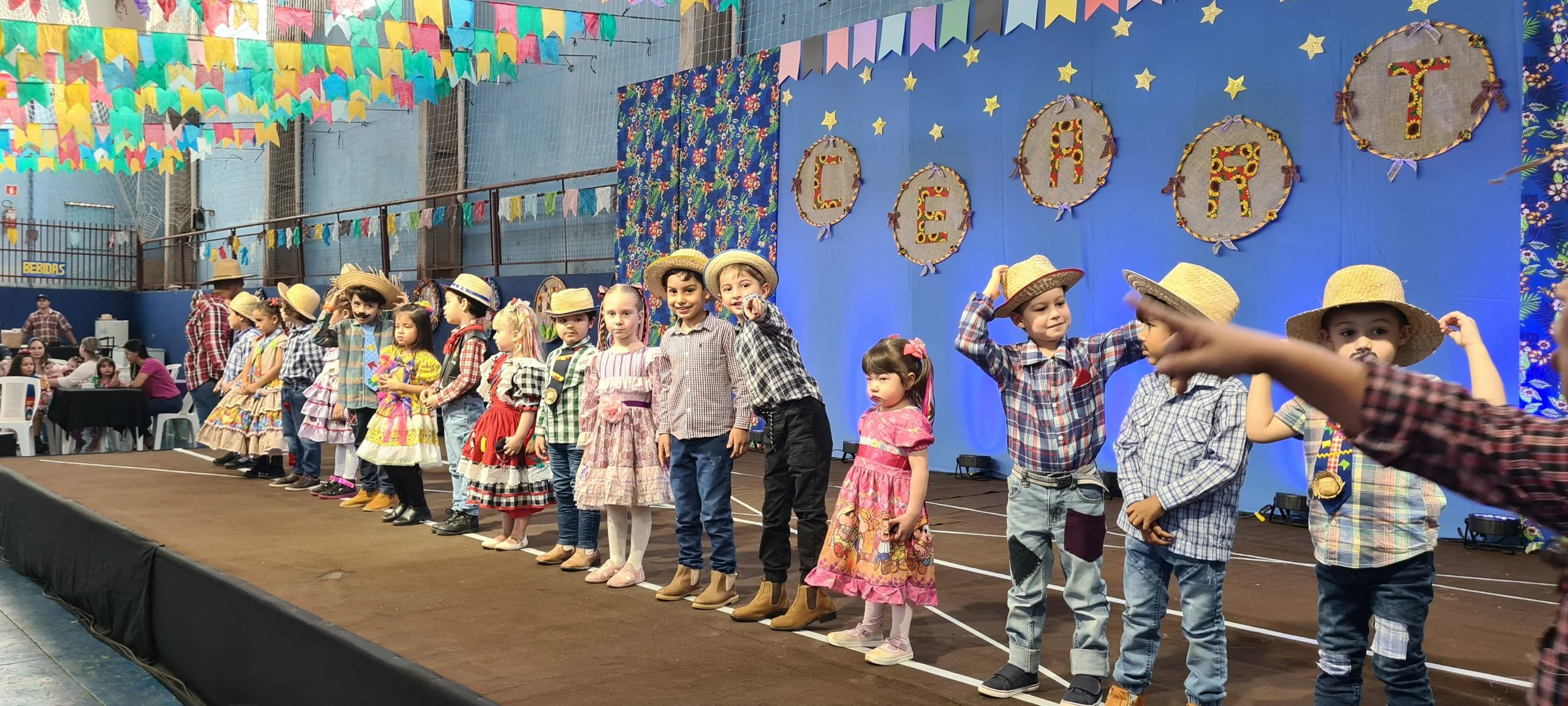 Colégio CEART celebra a tradição junina com alegria e animação. - 25º Festa Junina 2023 Colégio CEART celebra a tradição junina com alegria e animação. - 25º Festa Junina 2023
