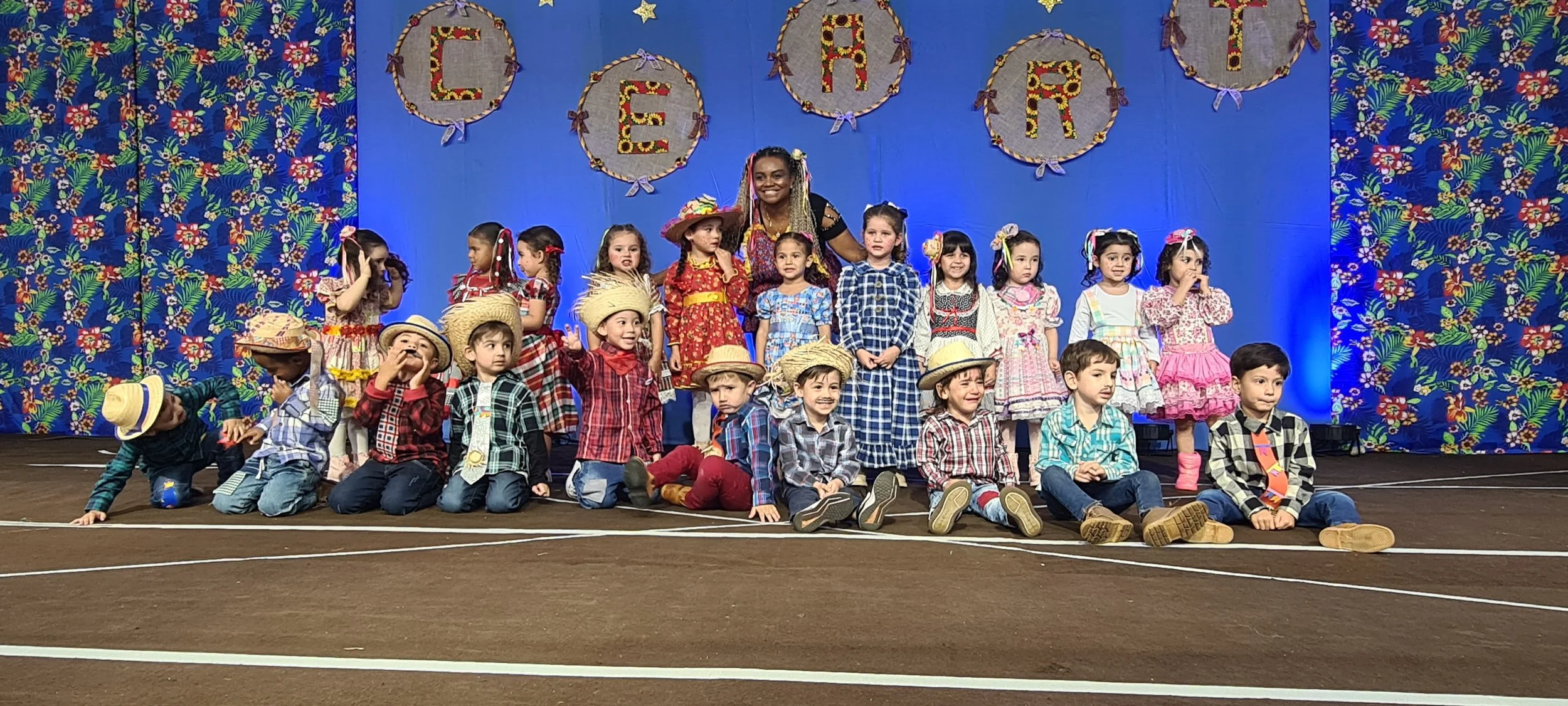 Colégio CEART celebra a tradição junina com alegria e animação. - 25º Festa Junina 2023 Colégio CEART celebra a tradição junina com alegria e animação. - 25º Festa Junina 2023
