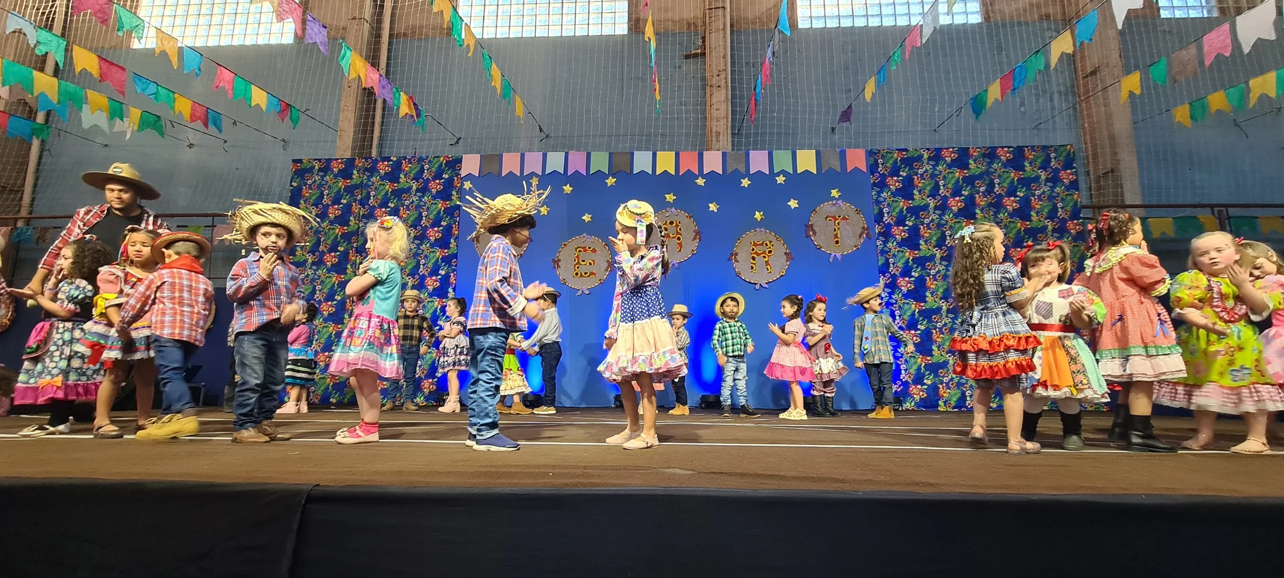 Colégio CEART celebra a tradição junina com alegria e animação. - 25º Festa Junina 2023 Colégio CEART celebra a tradição junina com alegria e animação. - 25º Festa Junina 2023