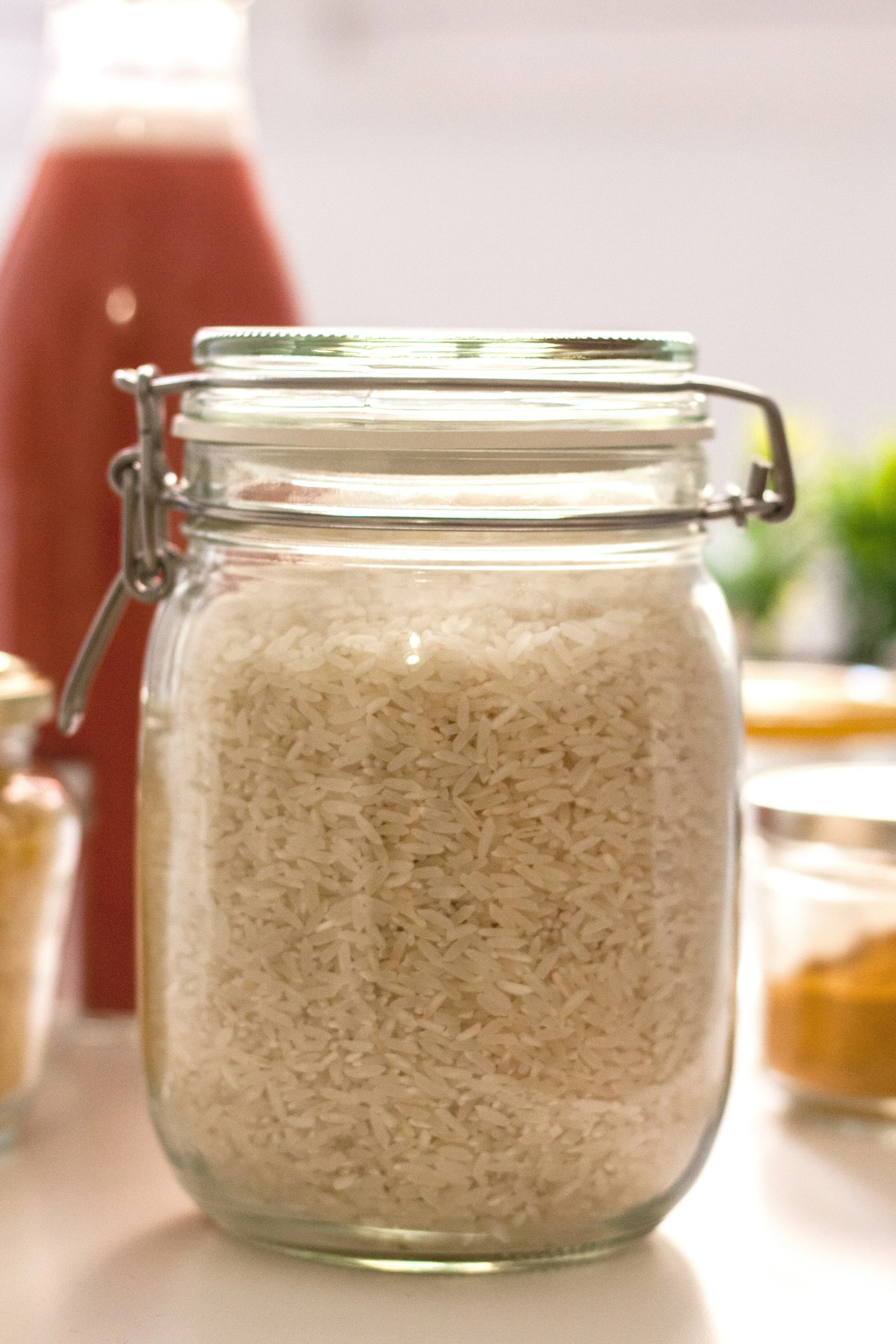 Емкость для макарон. Баночки для сыпучих продуктов. Хранение макаронных изделий на кухне. Контейнеры для сыпучих продуктов икеа. Как хранить рис.