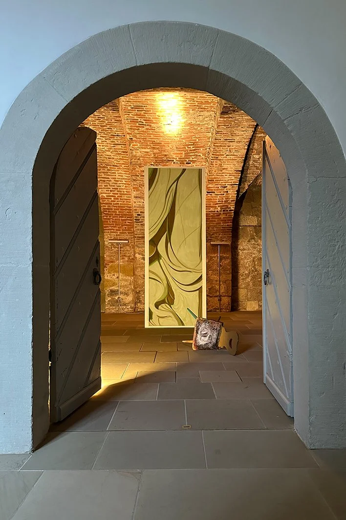  Grotte mit “Deleuze in Bamberg”, 2025, Bauernstuhl bemalt,  Acryl und Tusche auf Recyclingkarton 
