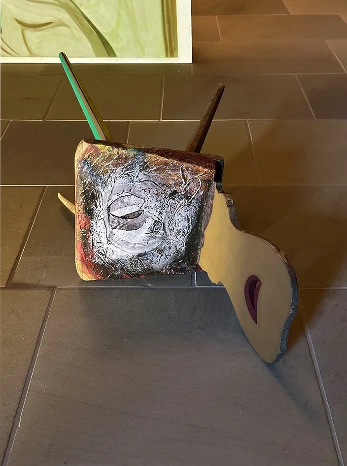  “Deleuze in Bamberg”, 2025, Bauernstuhl bemalt,  Acryl und Tusche auf Recyclingkarton 