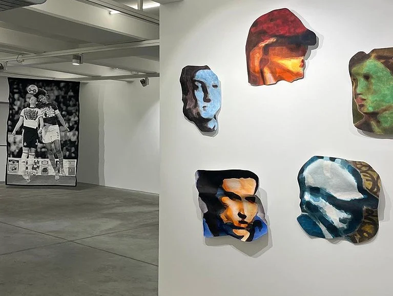  “Concordia Rhapsody” 2026, Galerie Anna Laudel Istanbul und Ankara. (links Beate Passow) 