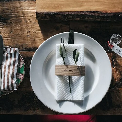 Simple rustic belly bands on Kraft instead of place cards. A sprig of mistletoe for this winter wedding - alternatively use a sprig of gyp!