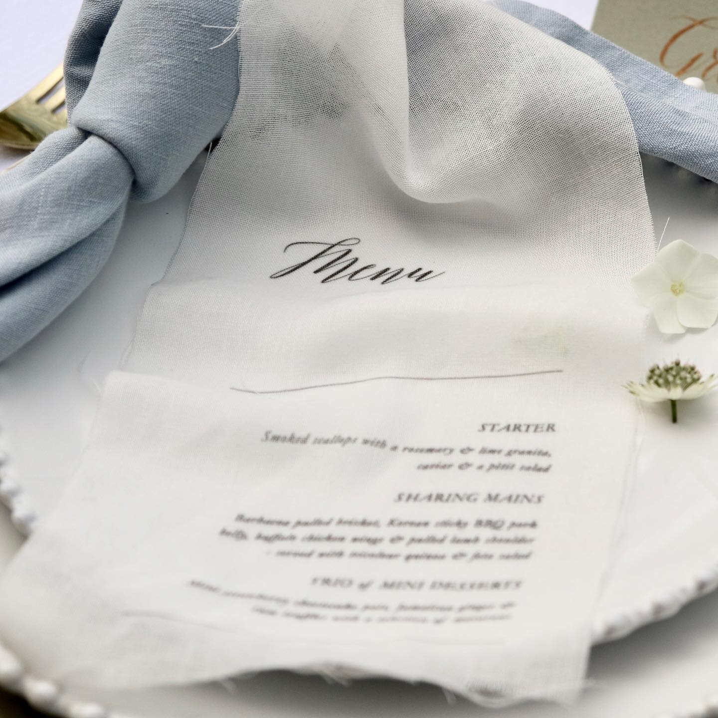 Menus don&rsquo;t have to be made of paper &hellip;. What do you think of these little napkin menus made out of soft muslin fabric?

Blue napkins and cutlery by @ambiencebuckinghamshire 

#fabricmenus #fabric #organicwedding #organicweddings #greenwe