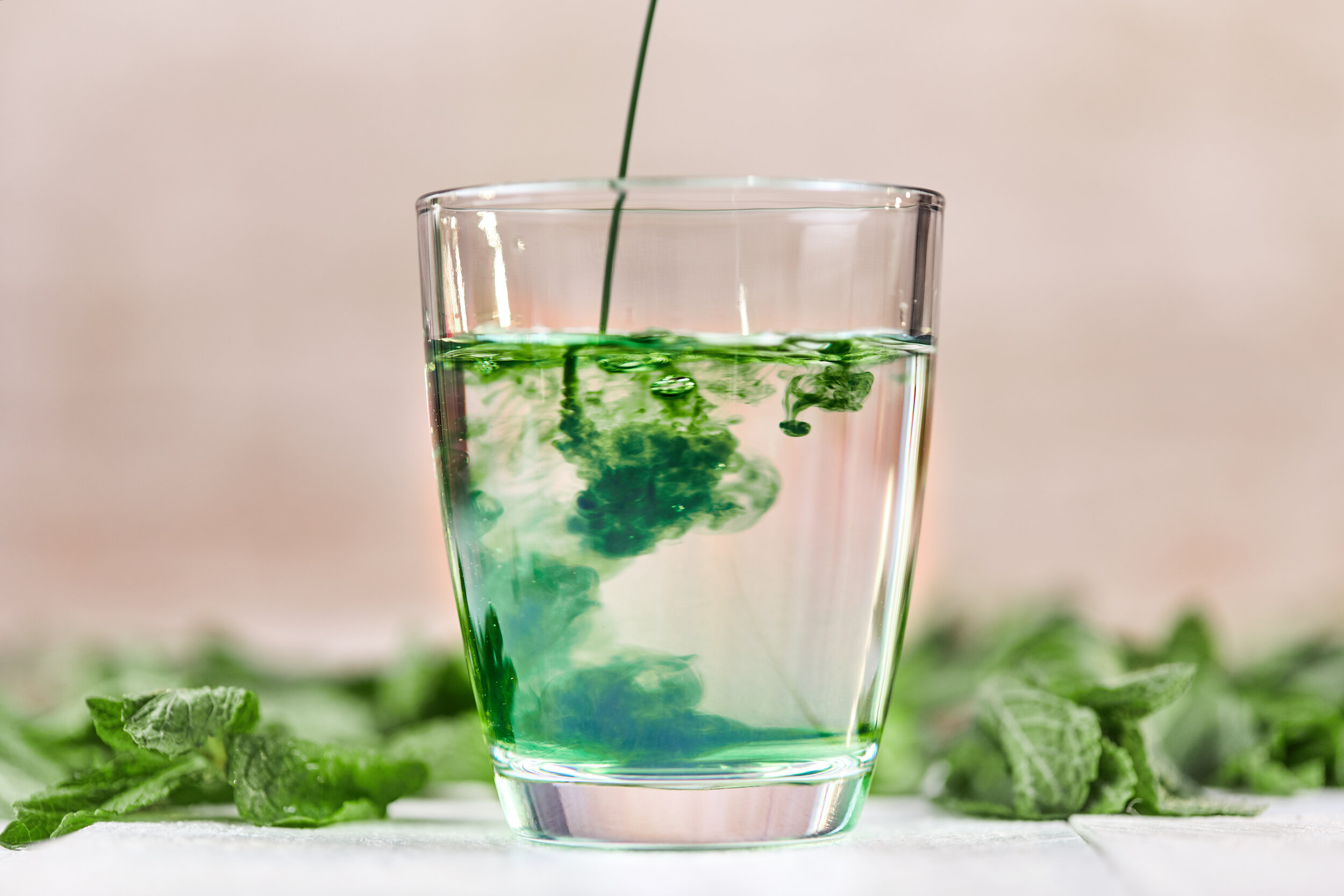 Стакан с зеленой водой. Хлорофилл. Хлорофилл жидкий в стакане. Зелень в стакане с водой. Зеленая жижа в стакане.