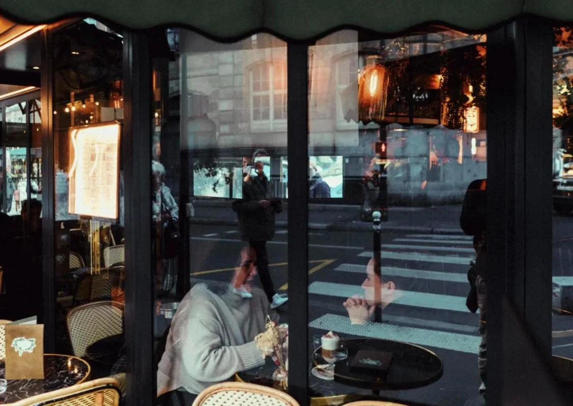 Terrasse de café parisien, photographie de rue de Genaro Bardy