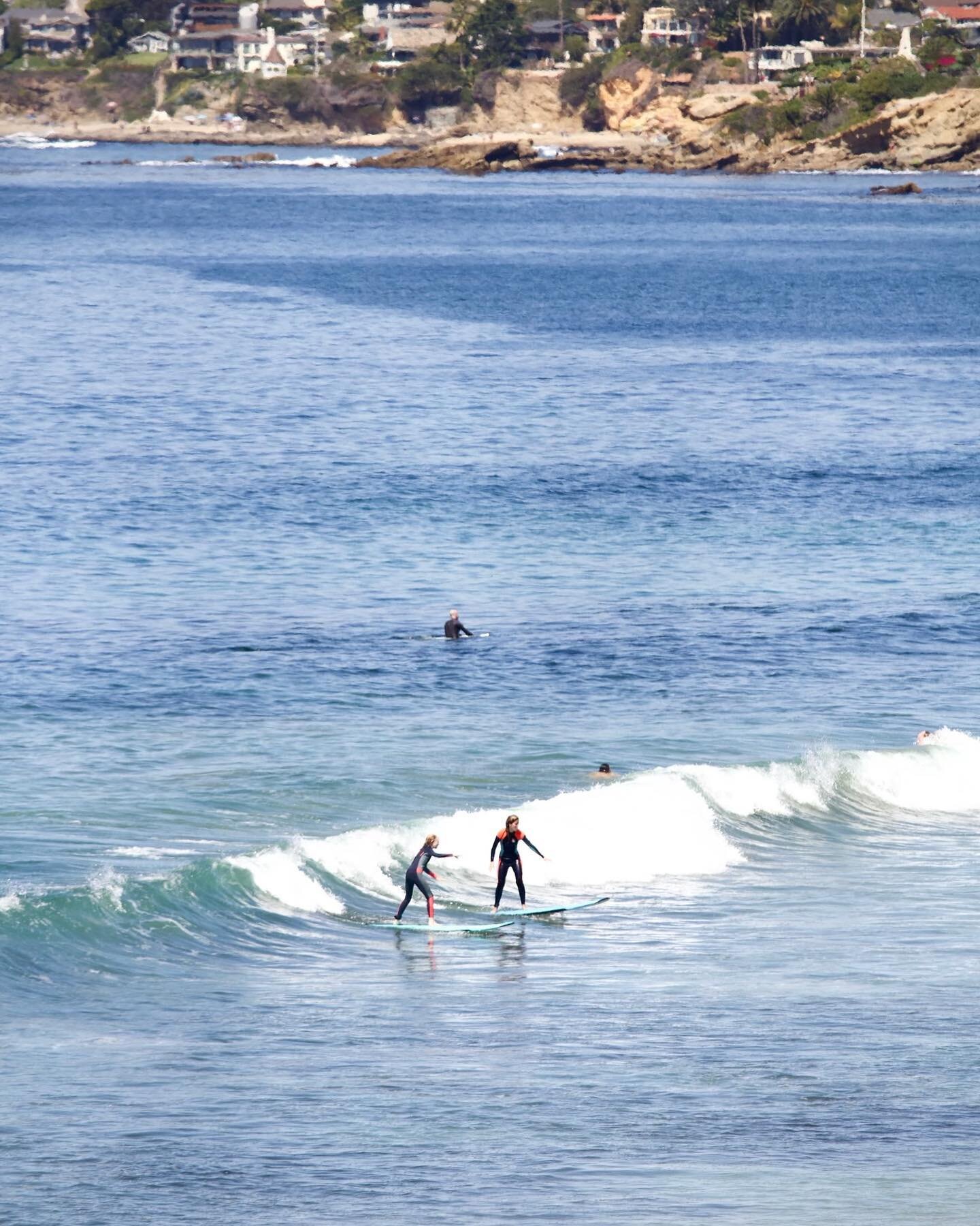 The girls dominating the line up for some spring time fun 🏄&zwj;♀️🌊

&gt;&gt;Contact us for private and group surf lessons!

#lagunabeachsurfschool #surfing #lagunabeach #surflessons #surf #surflagunabeach #lagunasurfandsport