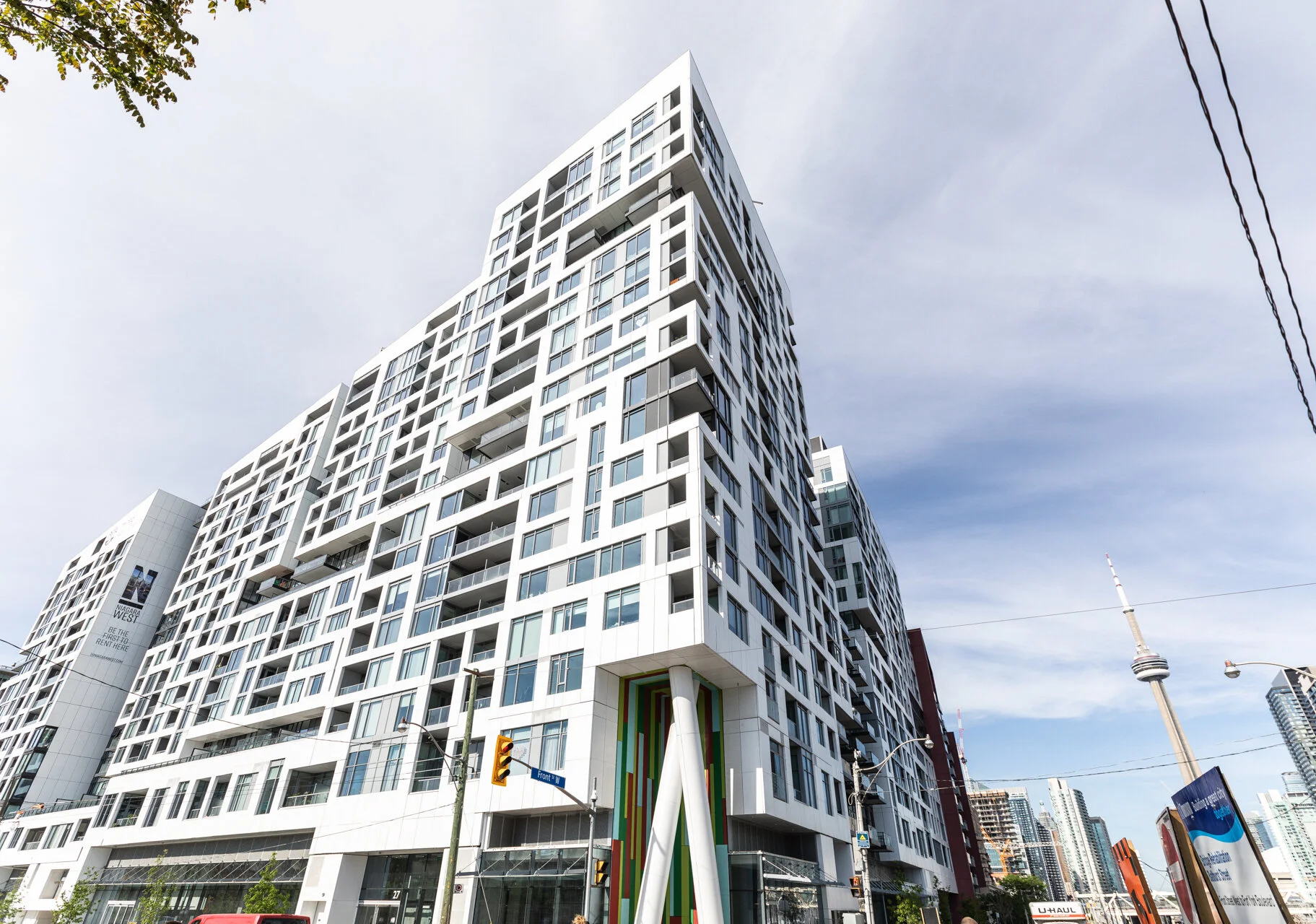 576 Front St W