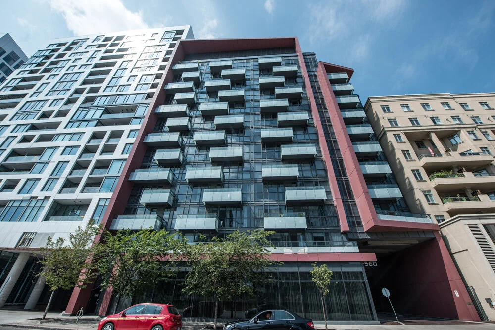 560 Front St W