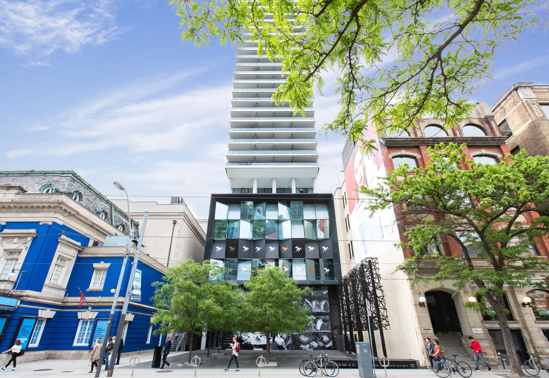 224 King St W