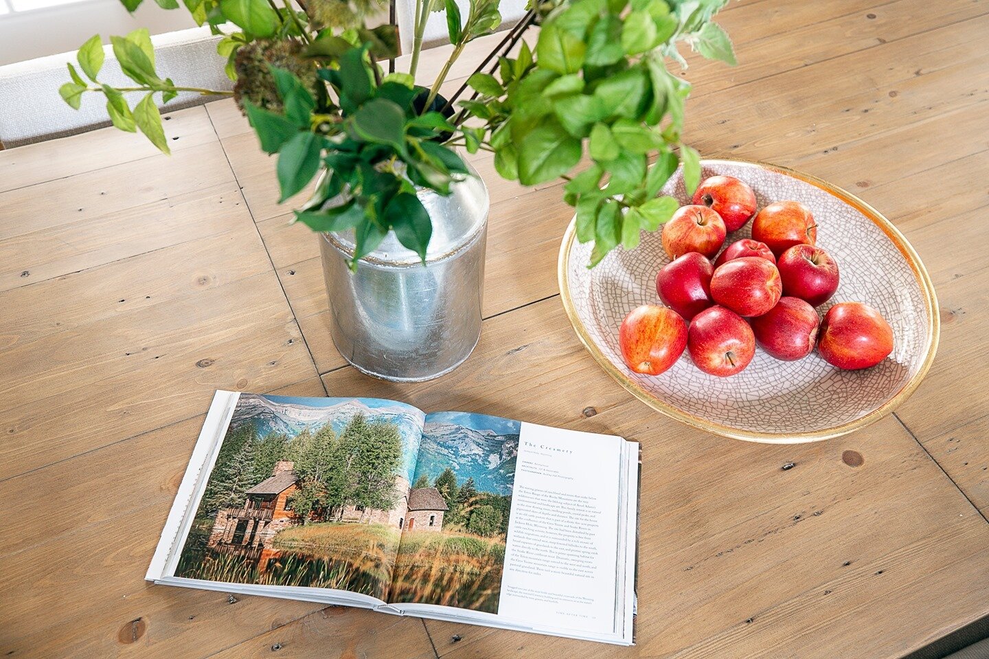 The modern rustic farmhouse style of this Lake Oconee project perfectly lends itself to the warm reds and vibrant greens of autumn. And it seems like after a few ups and downs these past few months, the cooler weather is here to stay! Fall is the per